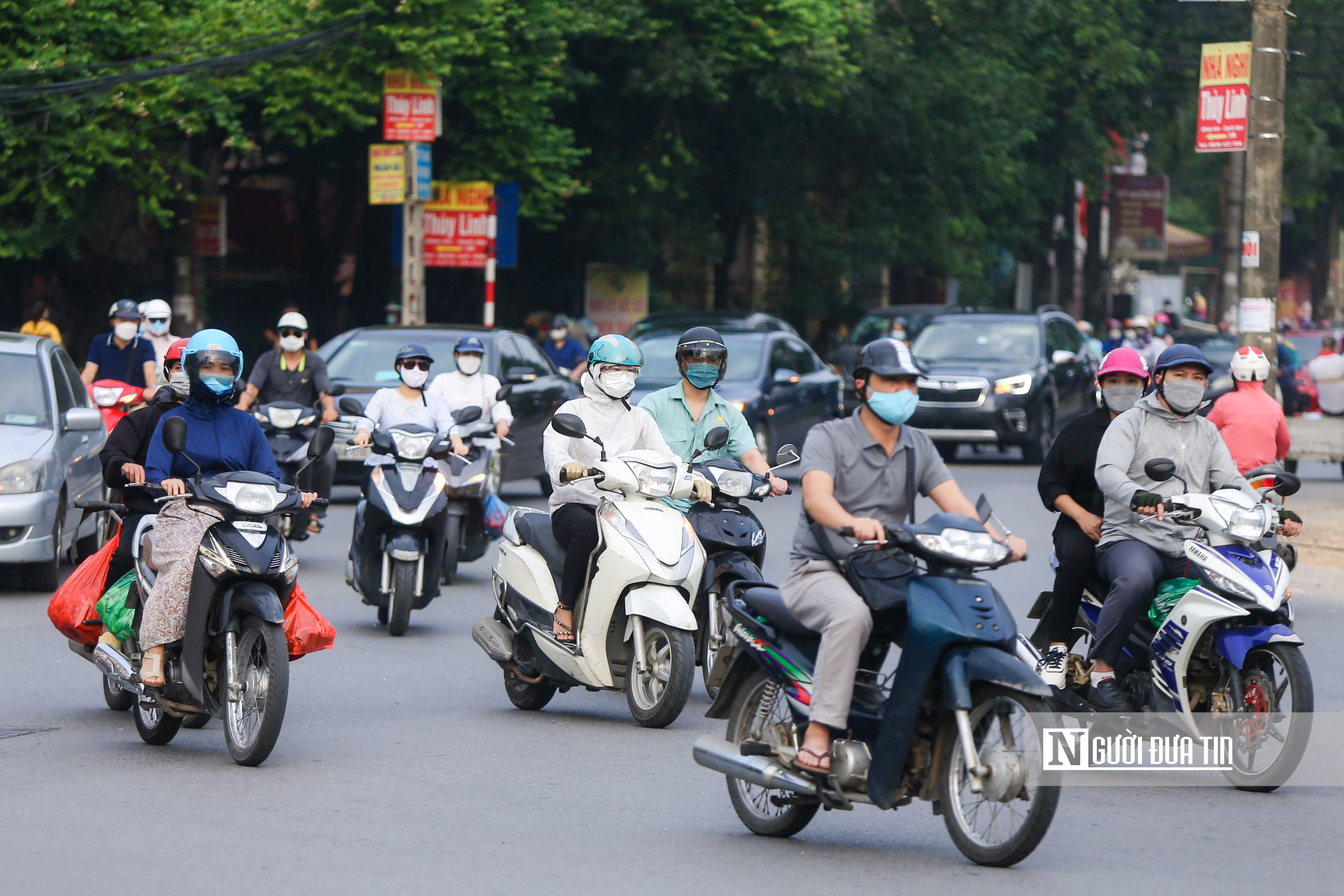 Sự kiện - Hà Nội: Nhiều tuyến đường ùn tắc trong ngày đầu bỏ giấy đi đường (Hình 3).