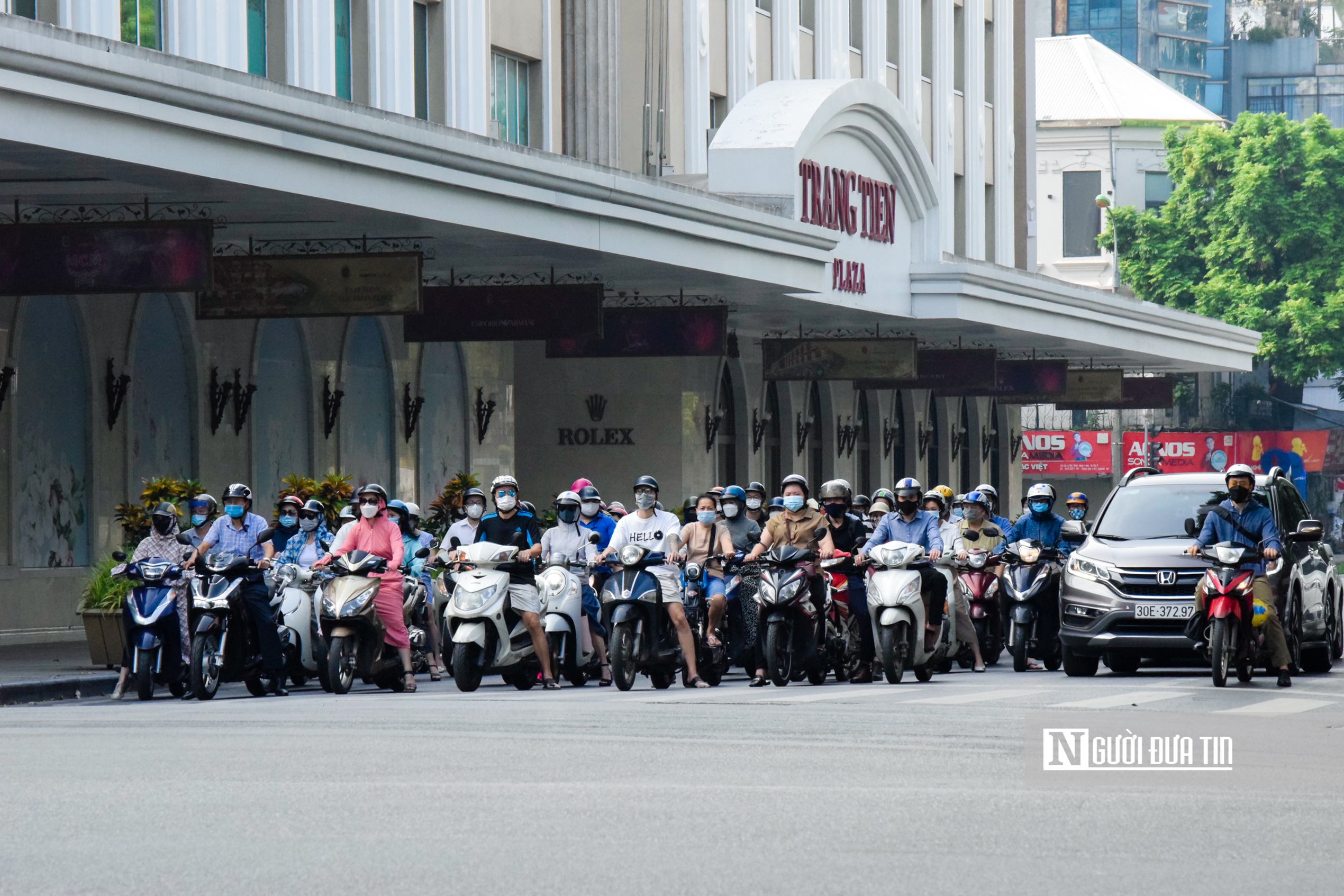 Sự kiện - Hà Nội: Nhiều tuyến đường ùn tắc trong ngày đầu bỏ giấy đi đường (Hình 12).