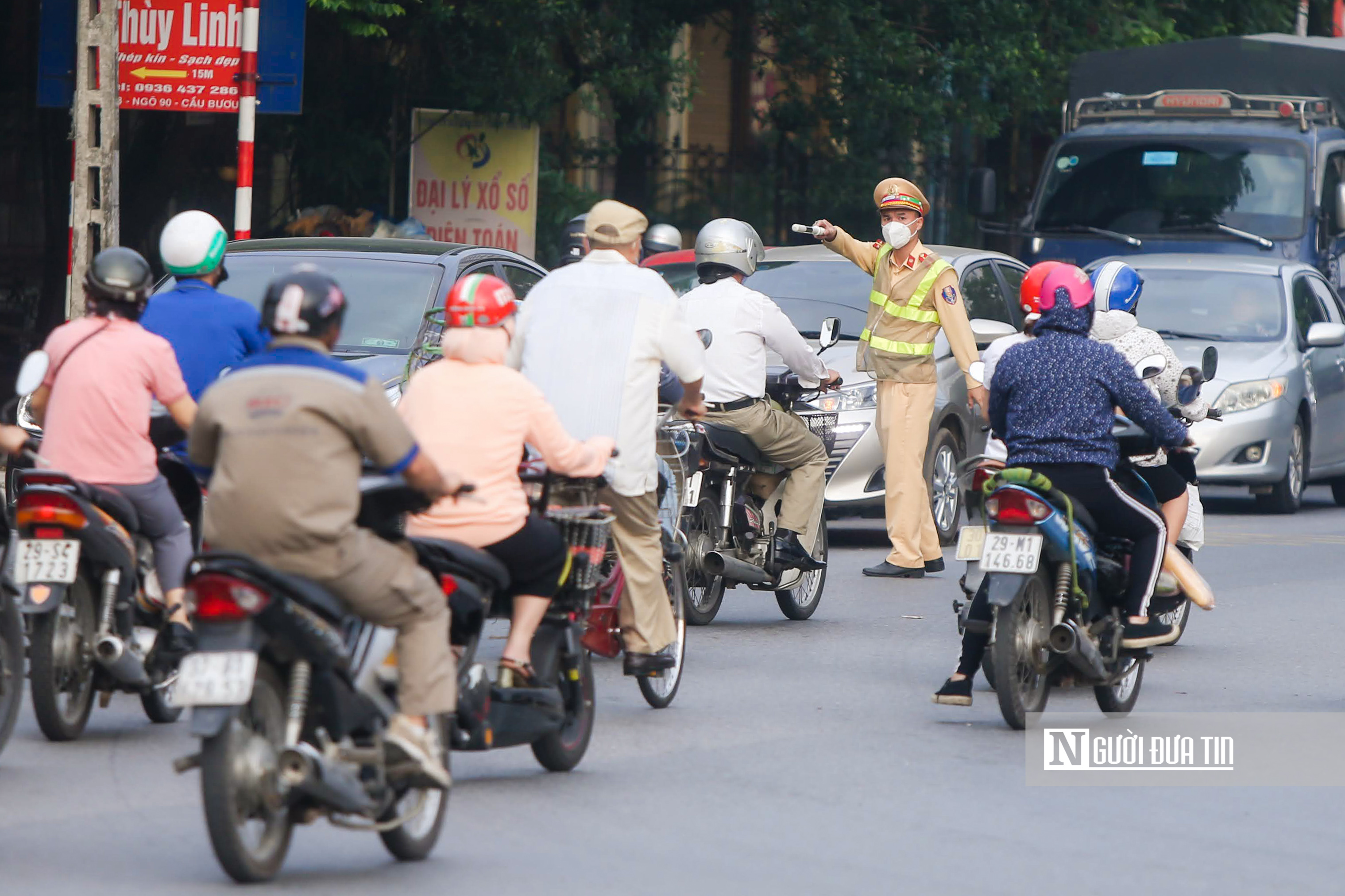 Sự kiện - Hà Nội: Nhiều tuyến đường ùn tắc trong ngày đầu bỏ giấy đi đường (Hình 13).