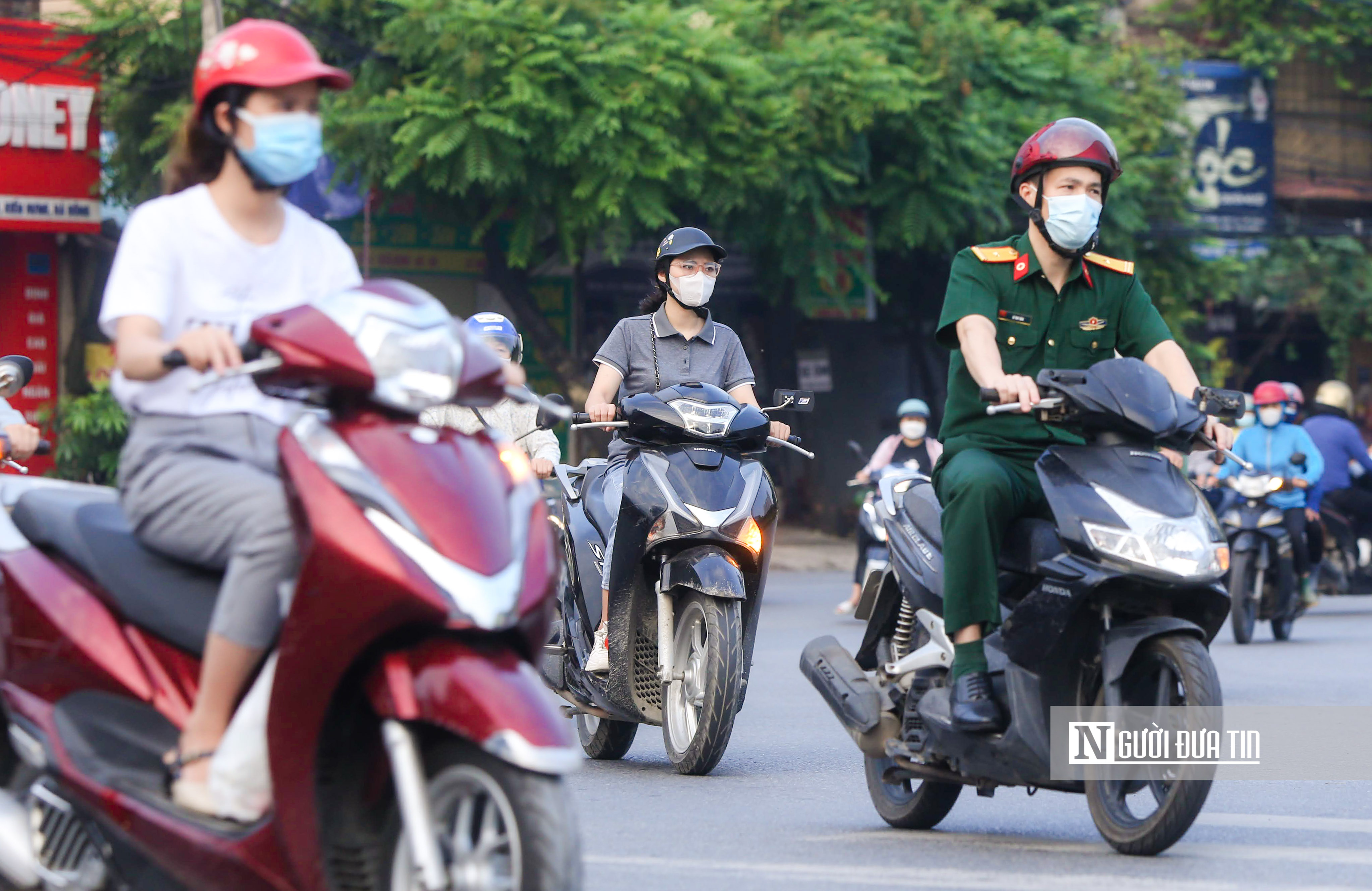 Sự kiện - Hà Nội: Nhiều tuyến đường ùn tắc trong ngày đầu bỏ giấy đi đường