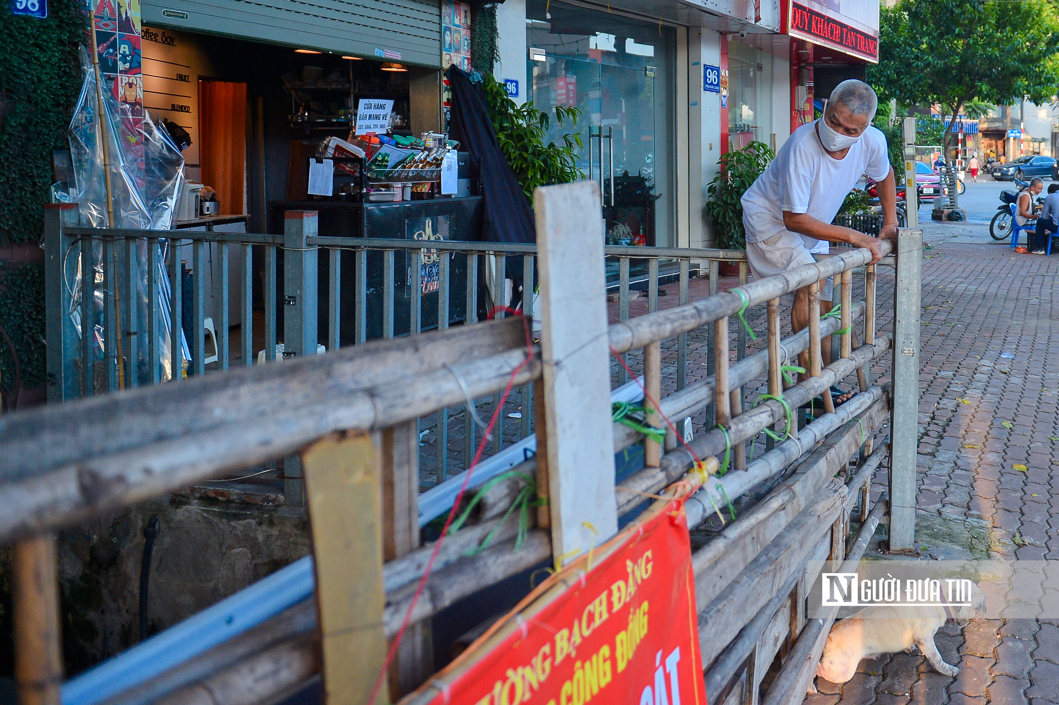 Dân sinh - Hà Nội nới lỏng, người dân vẫn phải chui qua chốt để ra ngoài (Hình 10).