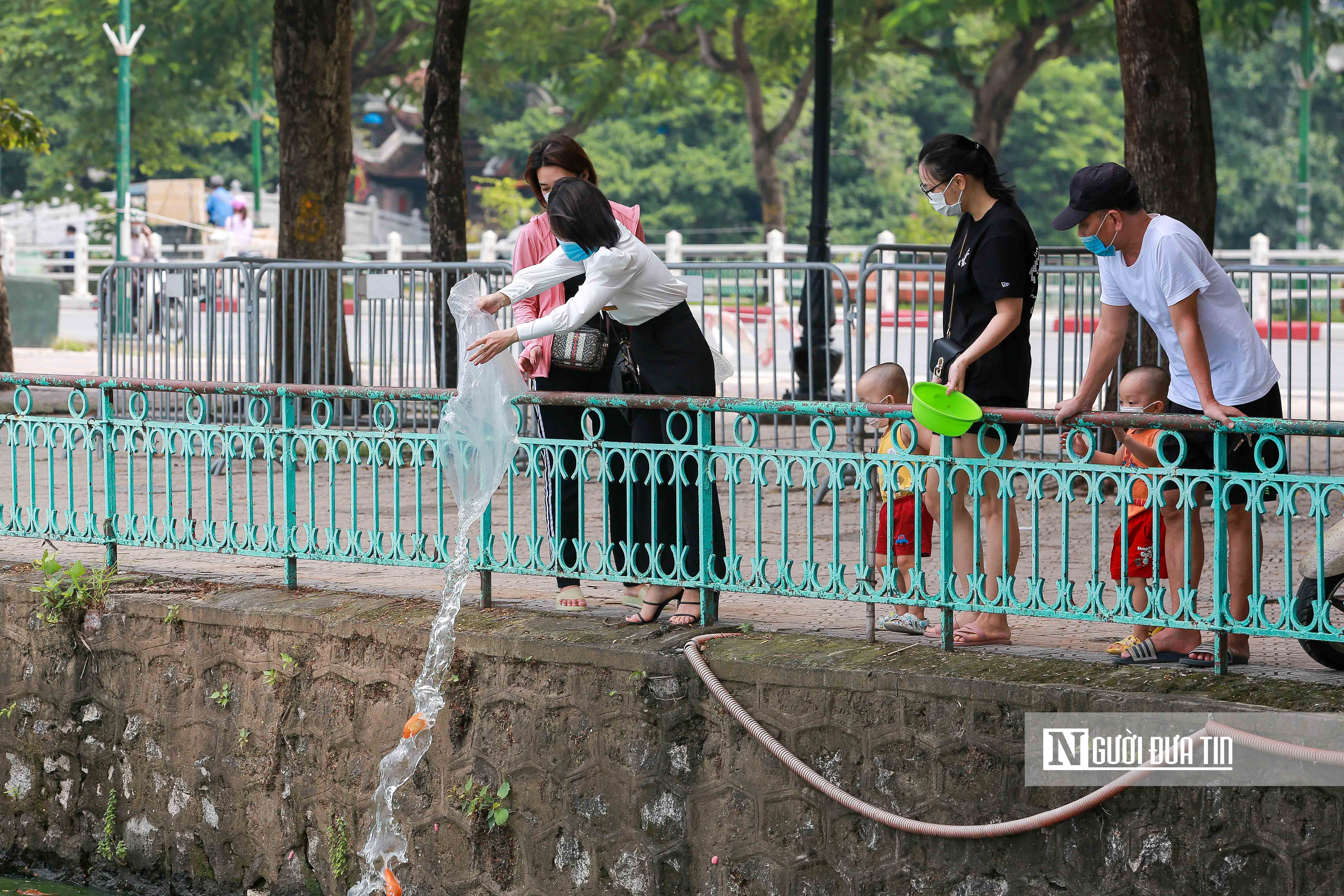 Dân sinh - Hà Nội: Người dân vái vọng tại đền, chùa ngày đầu tháng (Hình 10).