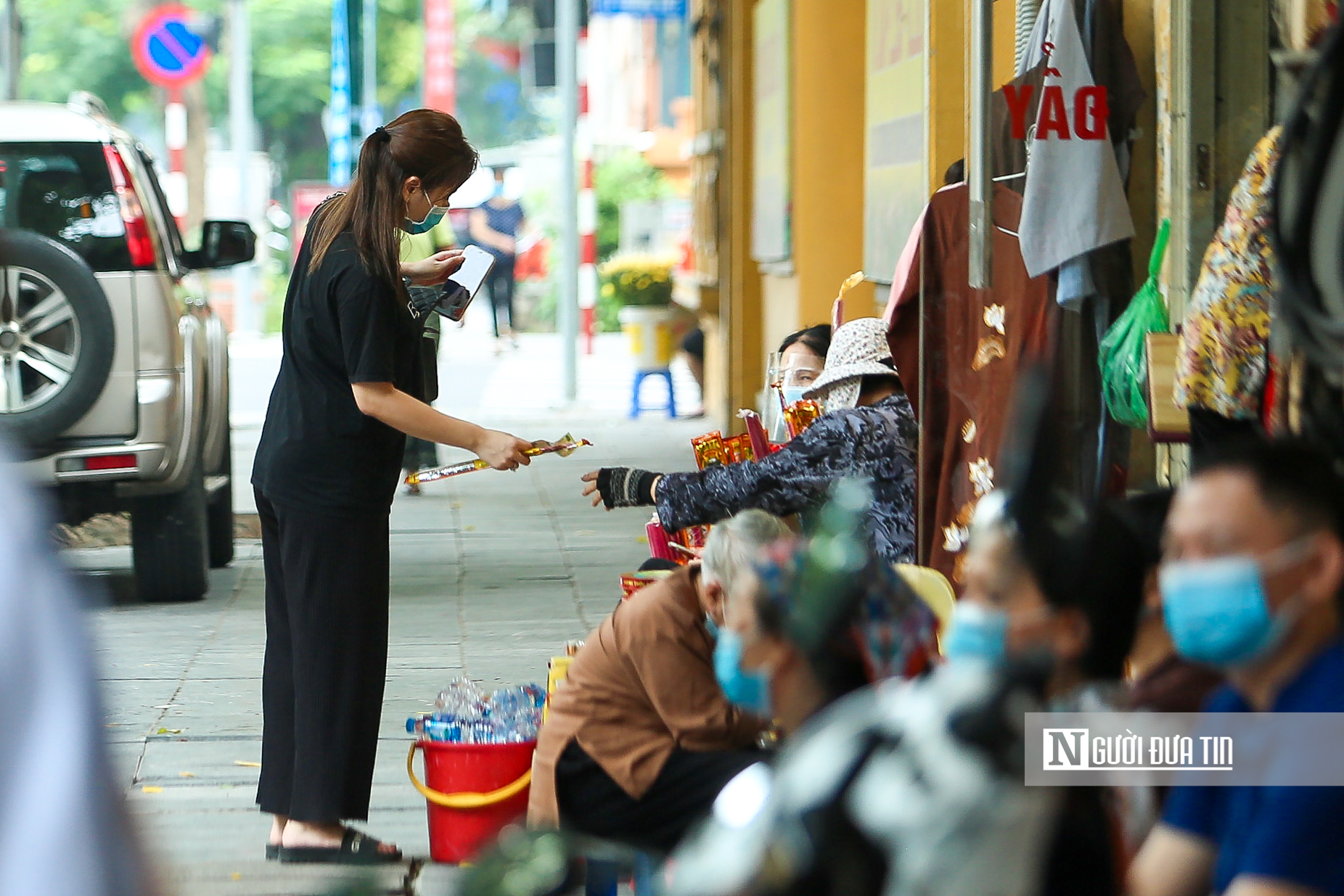 Dân sinh - Hà Nội: Người dân vái vọng tại đền, chùa ngày đầu tháng (Hình 11).