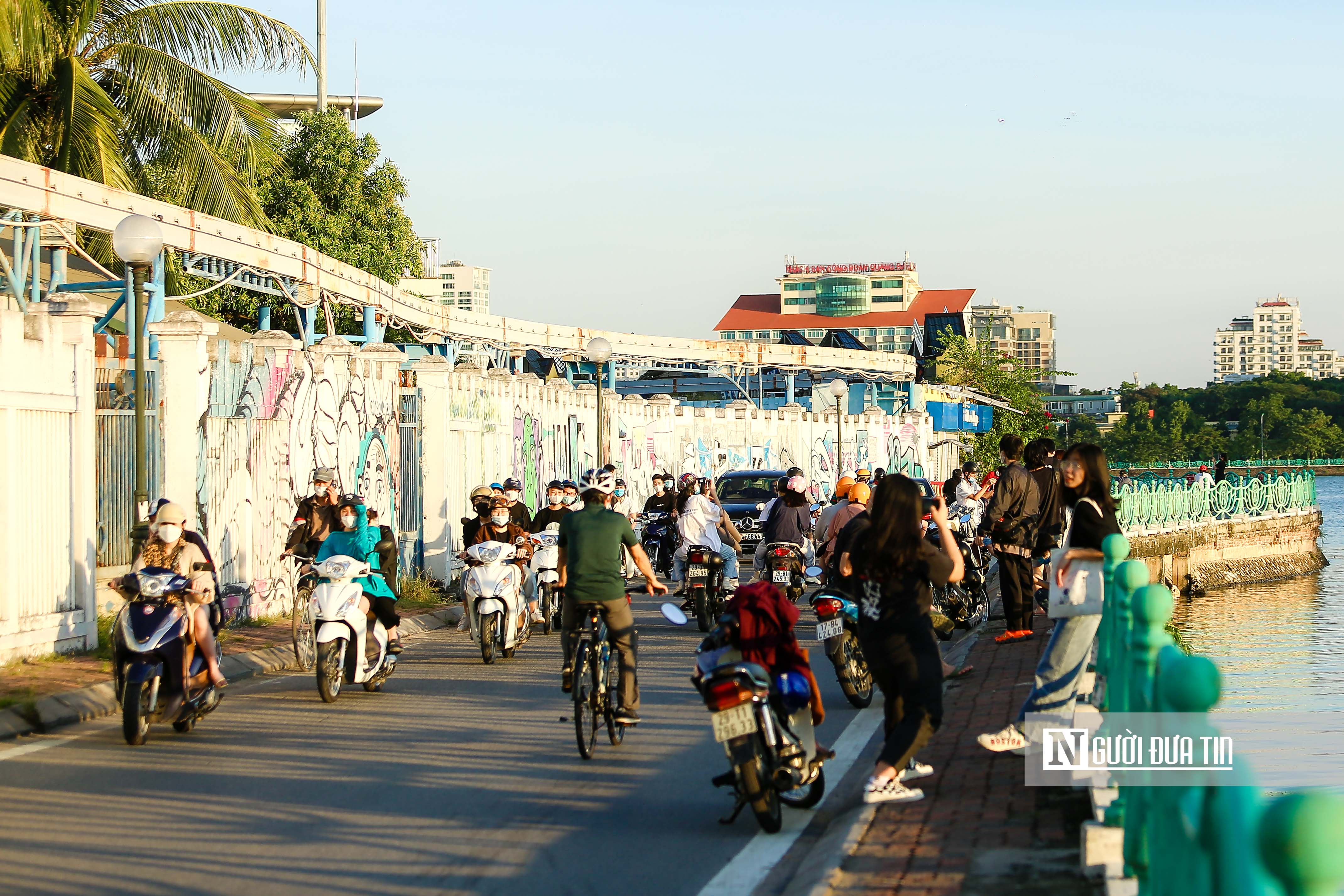 Dân sinh - Giới trẻ đổ xô ra chụp ảnh nắng thu tại hồ Tây (Hình 3).