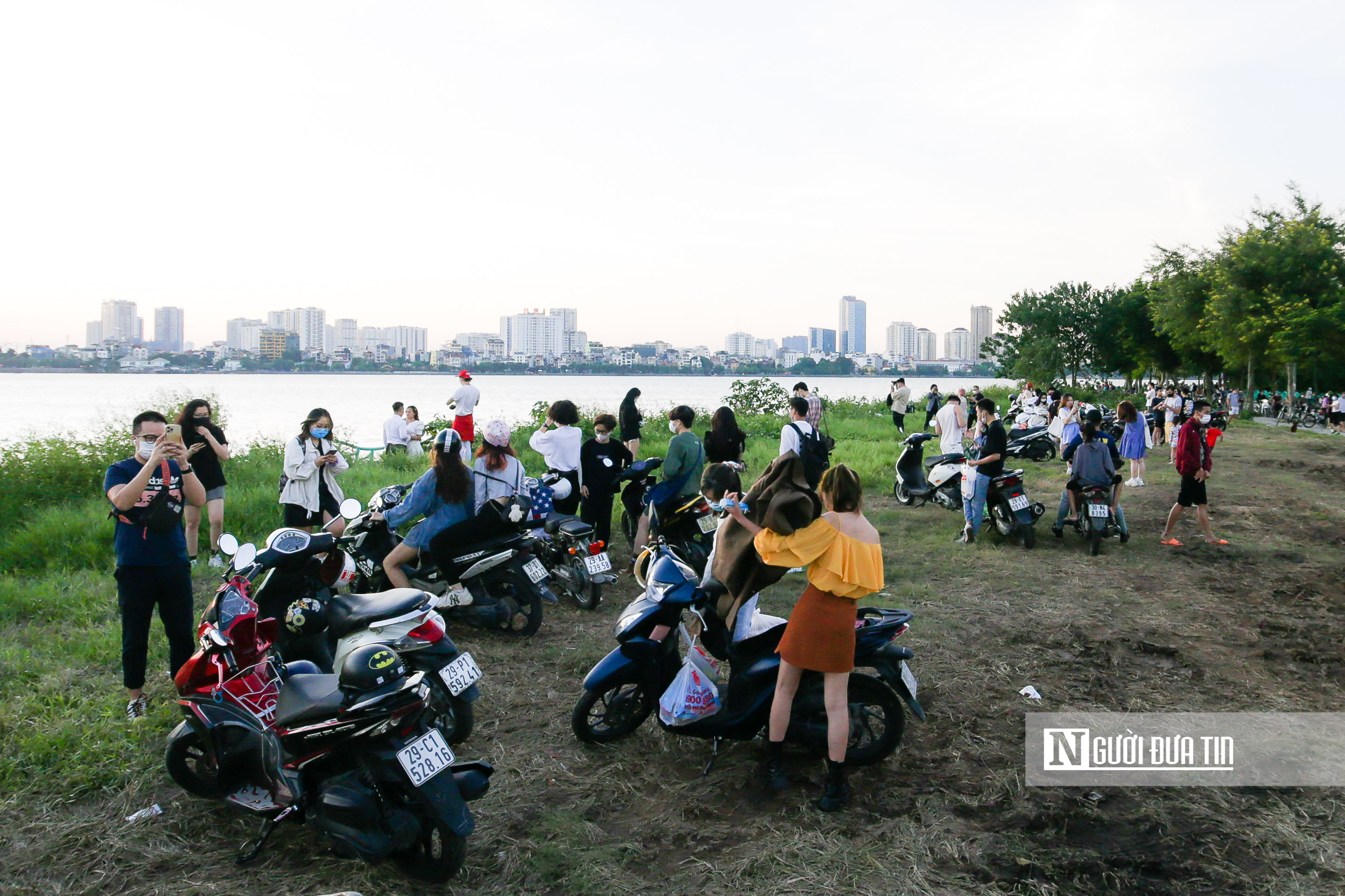 Dân sinh - Giới trẻ đổ xô ra chụp ảnh nắng thu tại hồ Tây (Hình 4).