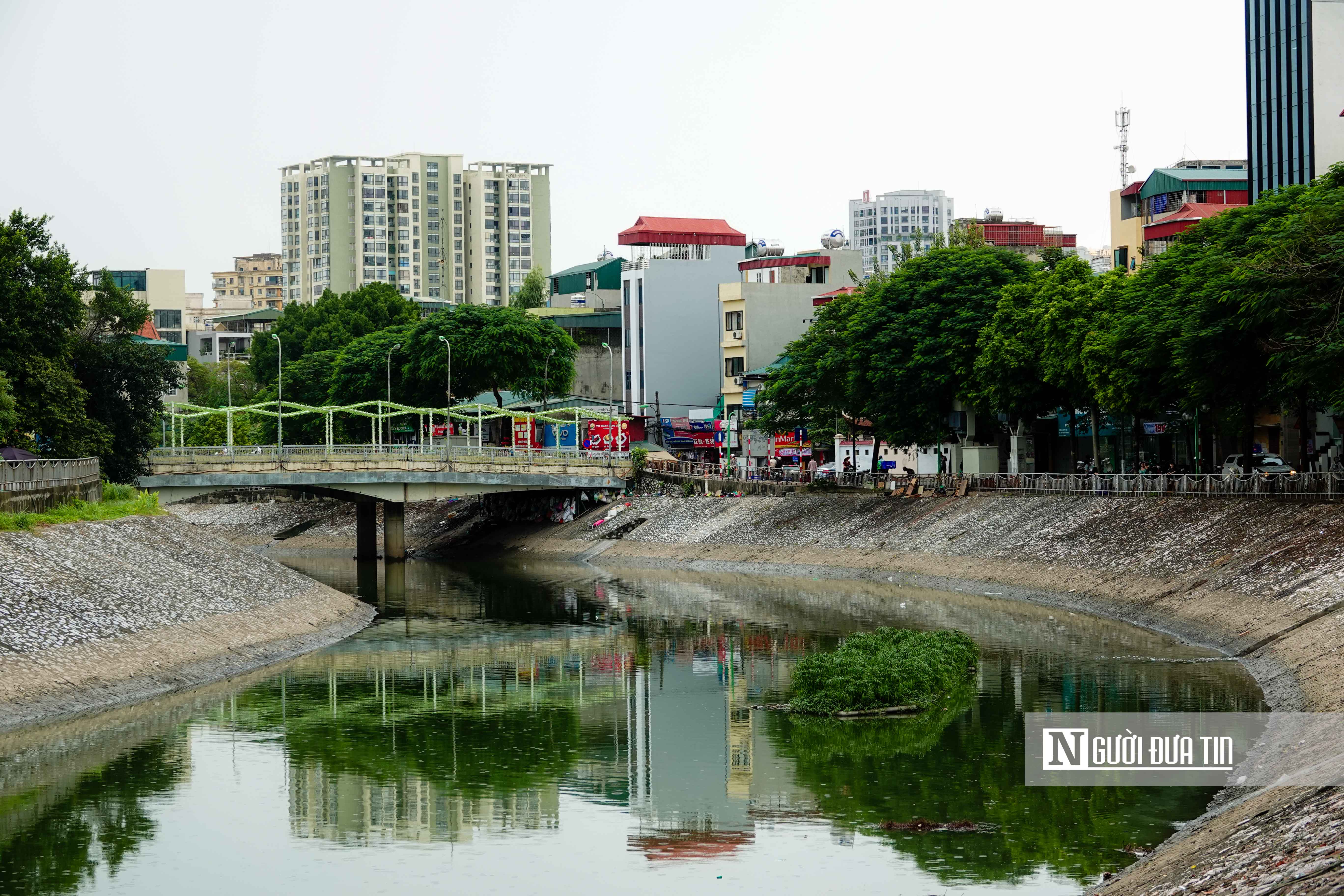 Dân sinh - Nước sông Tô Lịch chuyển xanh, người dân phấn khởi bắt cá