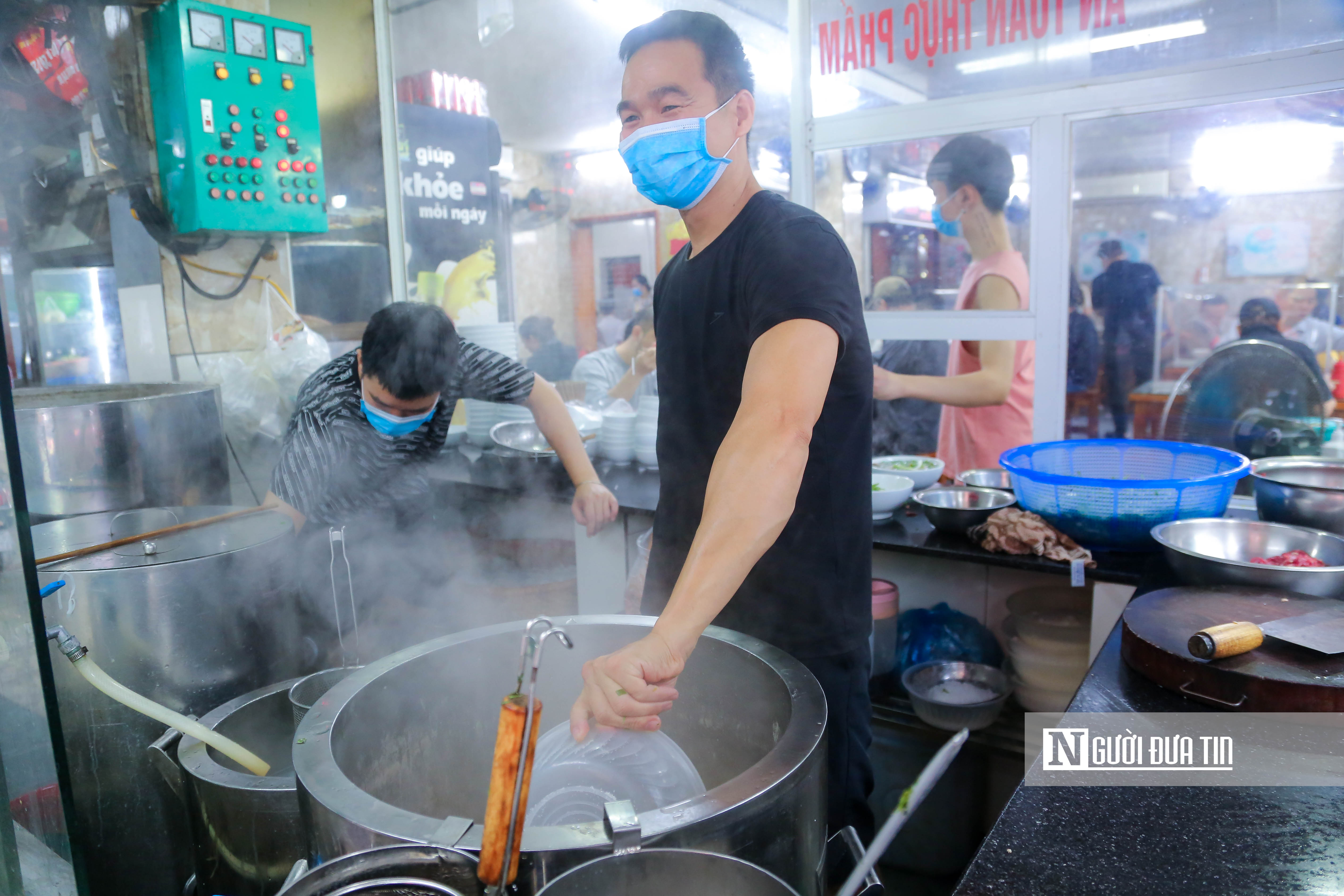 Dân sinh - Hà Nội: Hàng quán tấp nập sau khi được phục vụ tại quán (Hình 10).