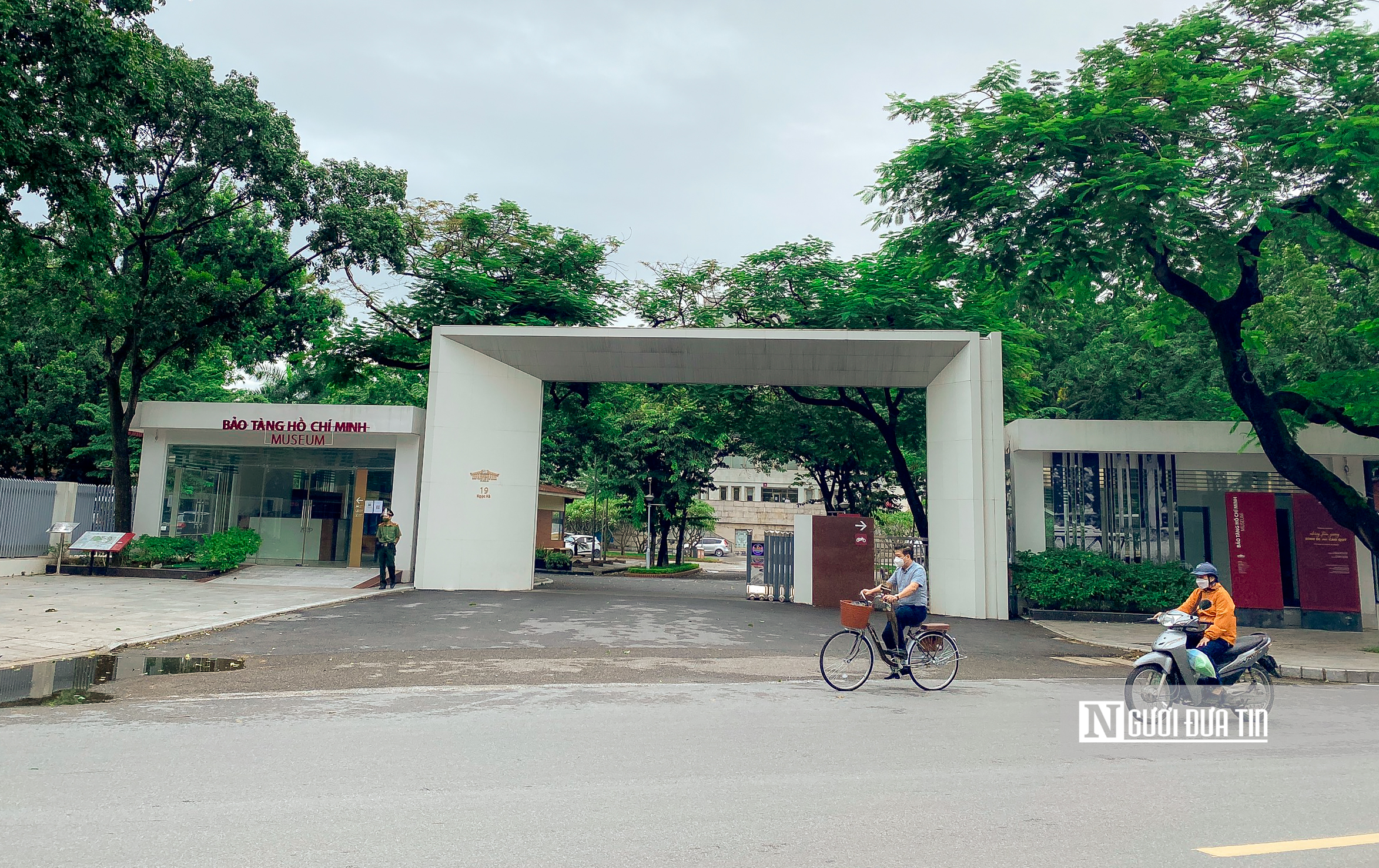 Tiêu dùng & Dư luận - Hà Nội: Cửa hàng mở cửa chỉ để thoáng nhà