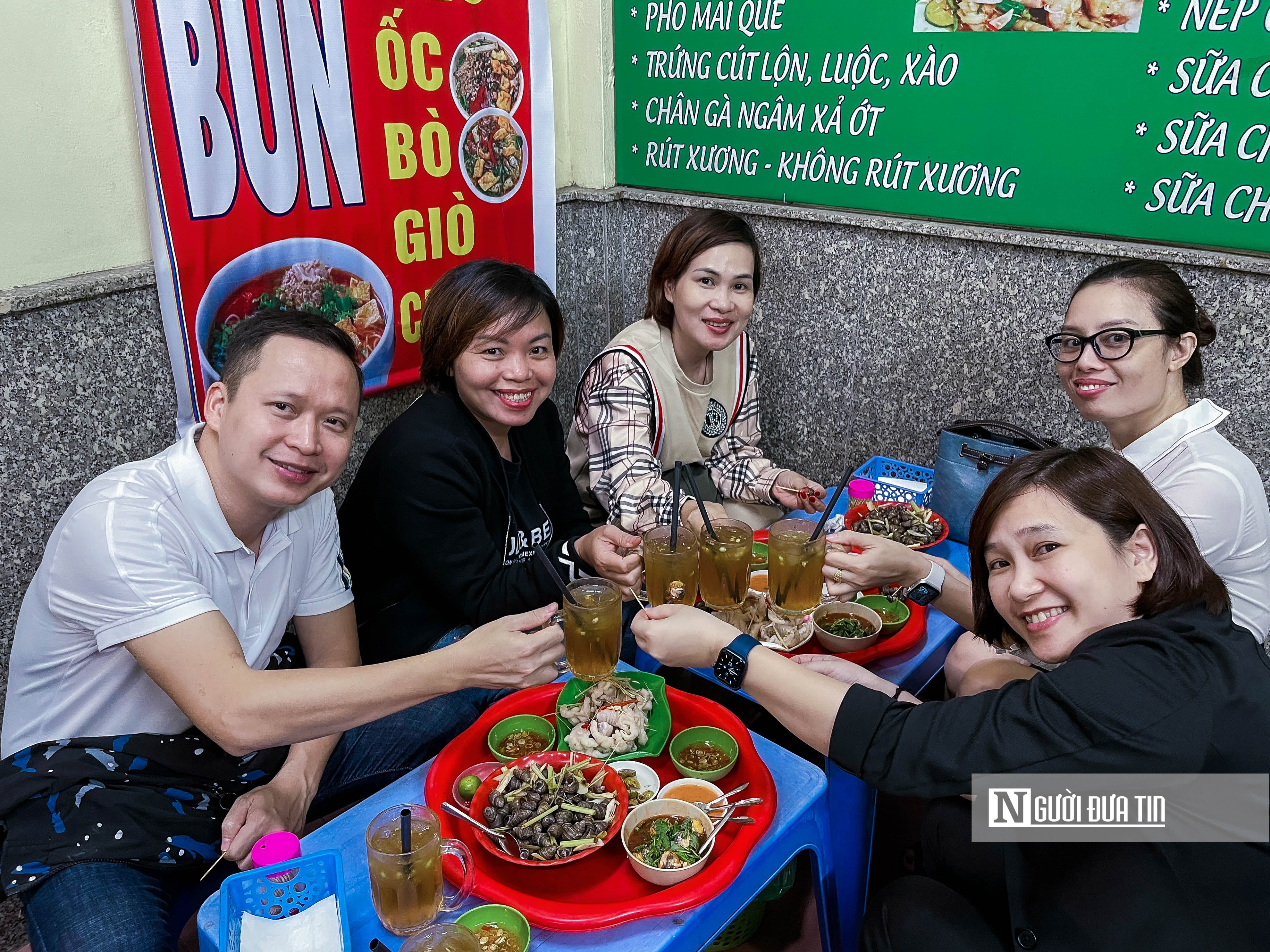 Dân sinh - Hàng quán Hà Nội cuối tuần đông đúc như chưa hề có dịch (Hình 5).