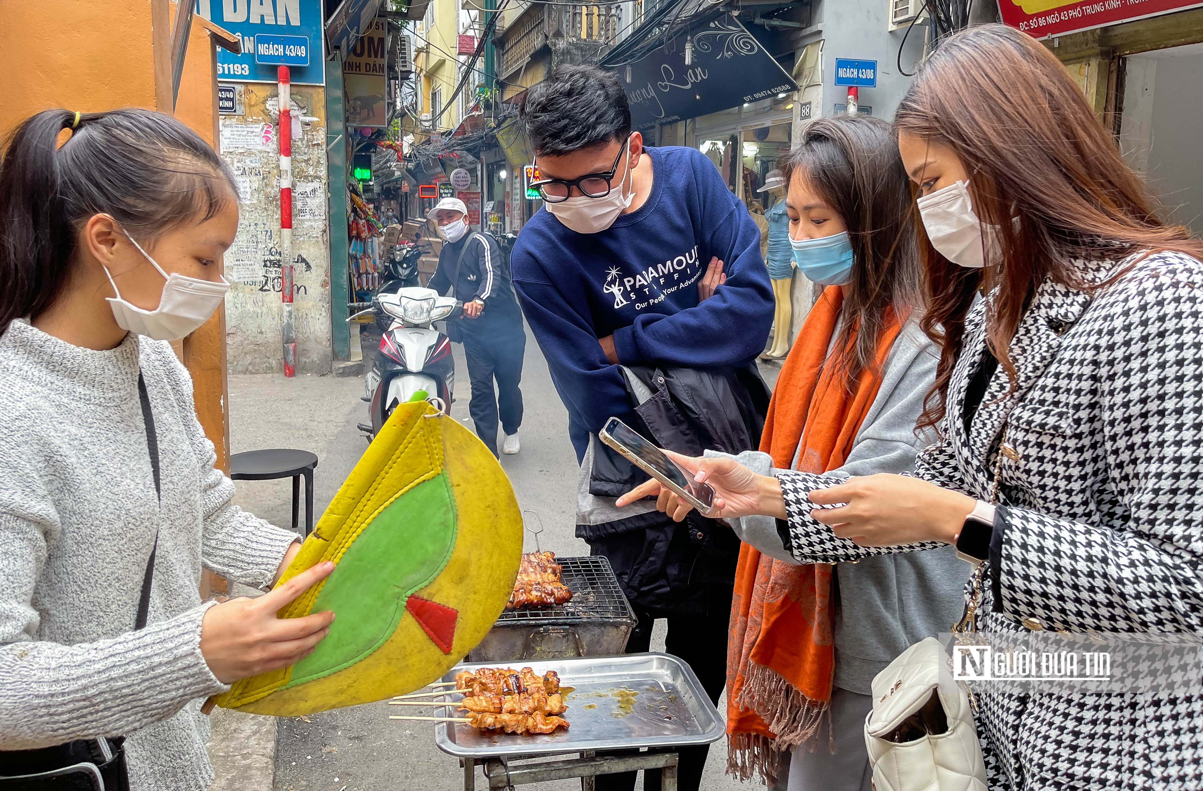 Dân sinh - Hàng quán Hà Nội cuối tuần đông đúc như chưa hề có dịch (Hình 2).