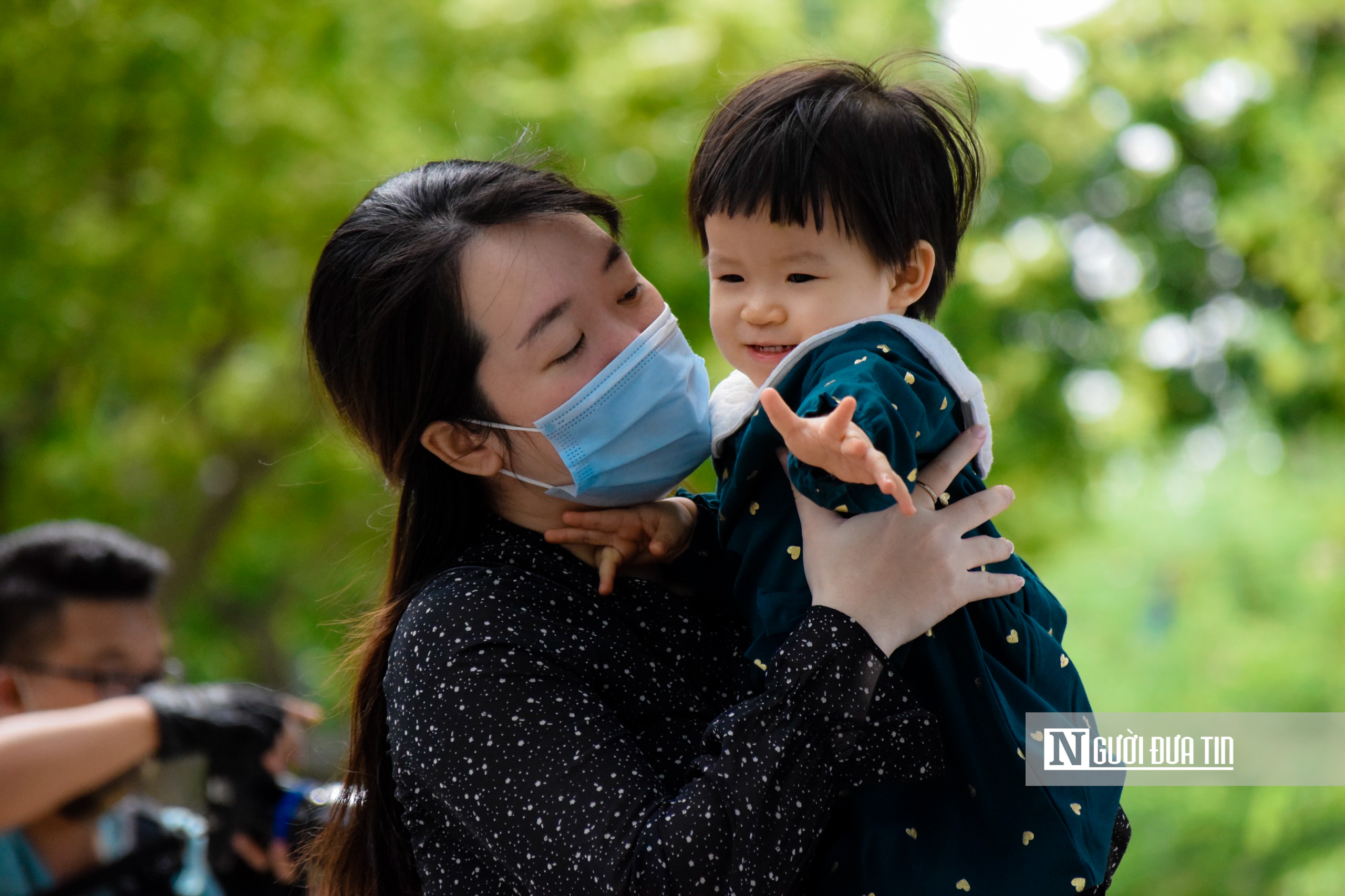 Dân sinh - Người dân đổ về hồ Gươm vui chơi cuối tuần (Hình 14).