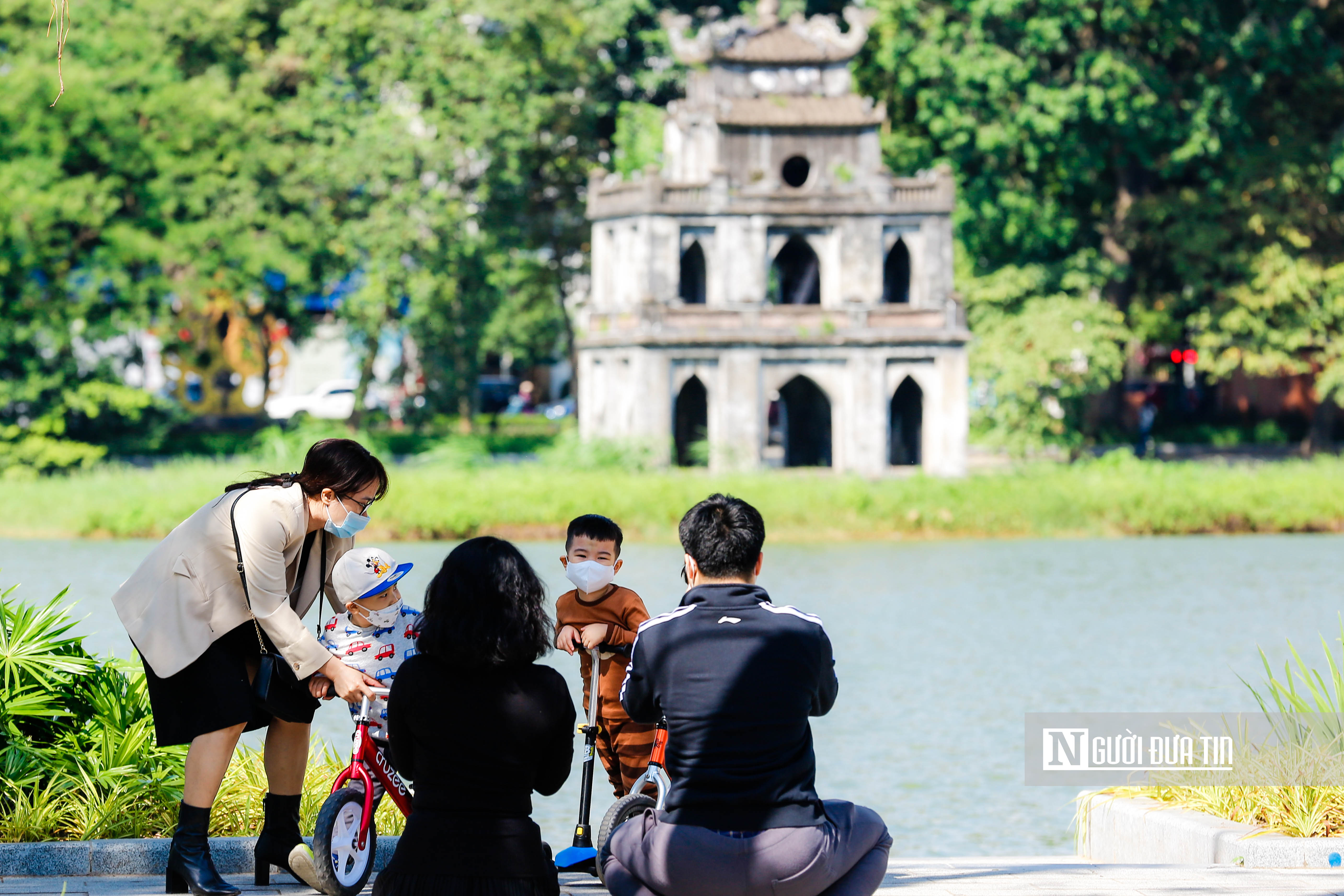 Dân sinh - Người dân đổ về hồ Gươm vui chơi cuối tuần (Hình 7).