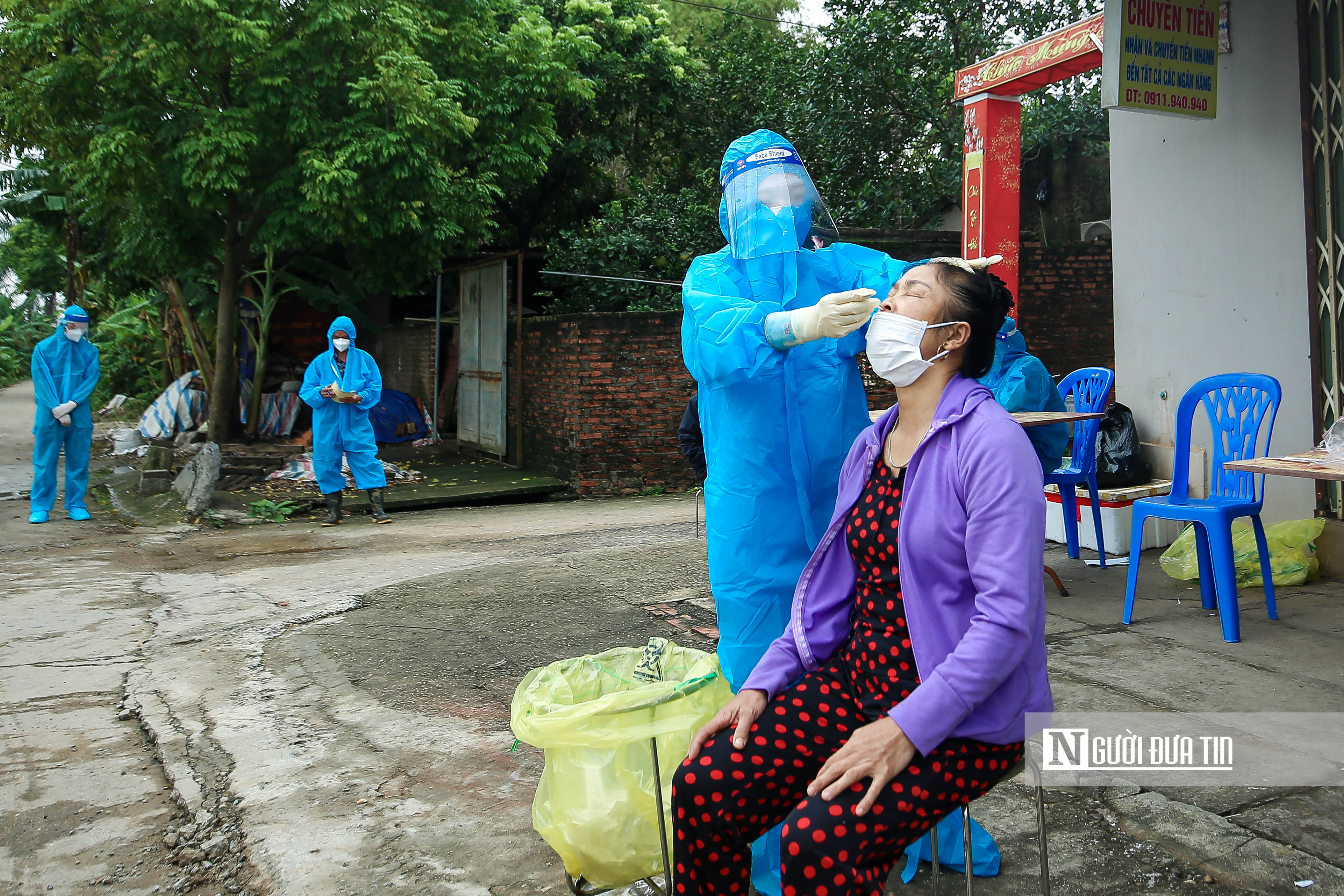 Sự kiện - Xét nghiệm Covid-19 cho toàn dân tại ổ dịch xã Tiến Thắng, huyện Mê Linh (Hình 4).