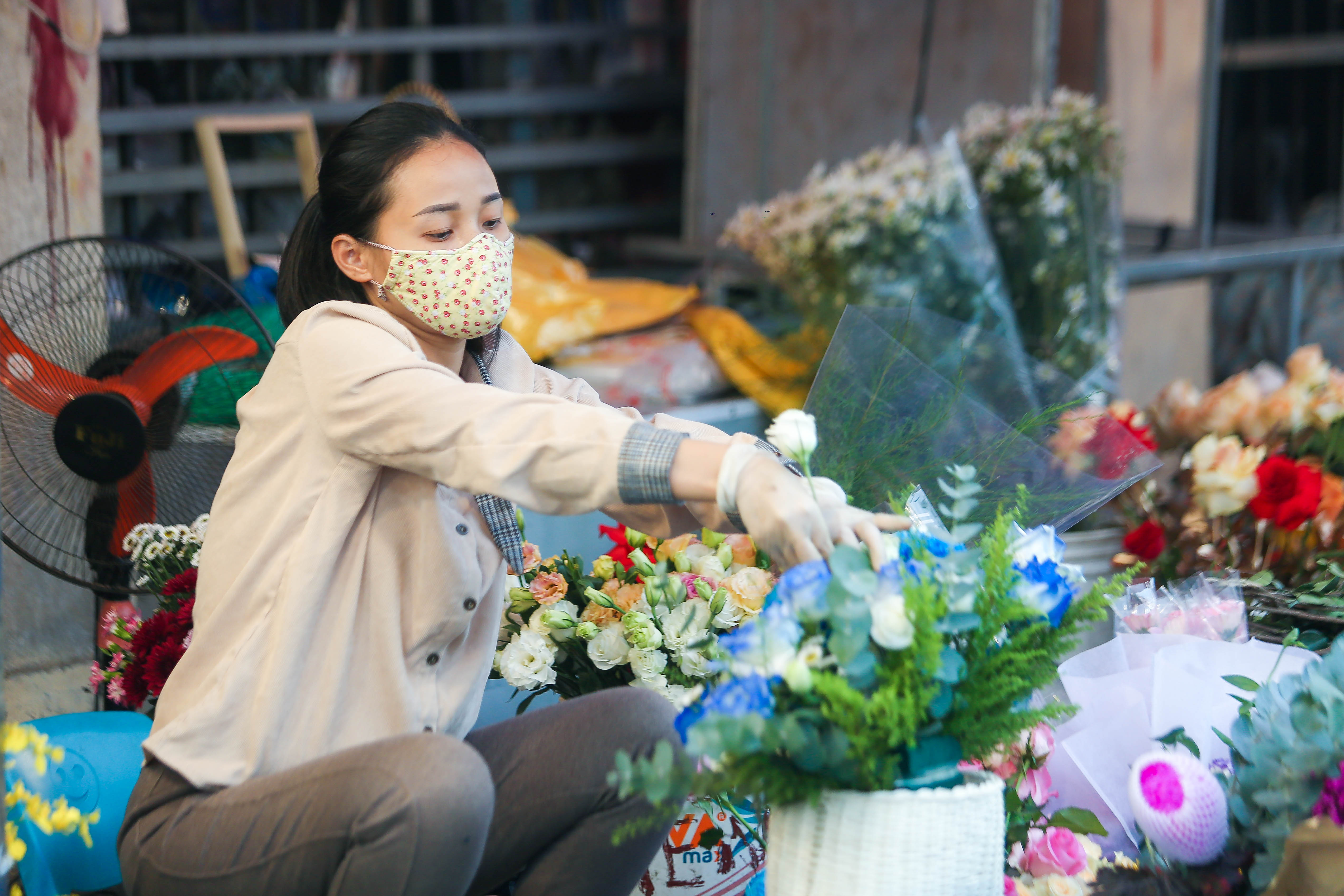 Tiêu dùng & Dư luận - Hà Nội: Thị trường hoa 20/11 ảm đạm, tiểu thương 'ngủ gật' (Hình 4).