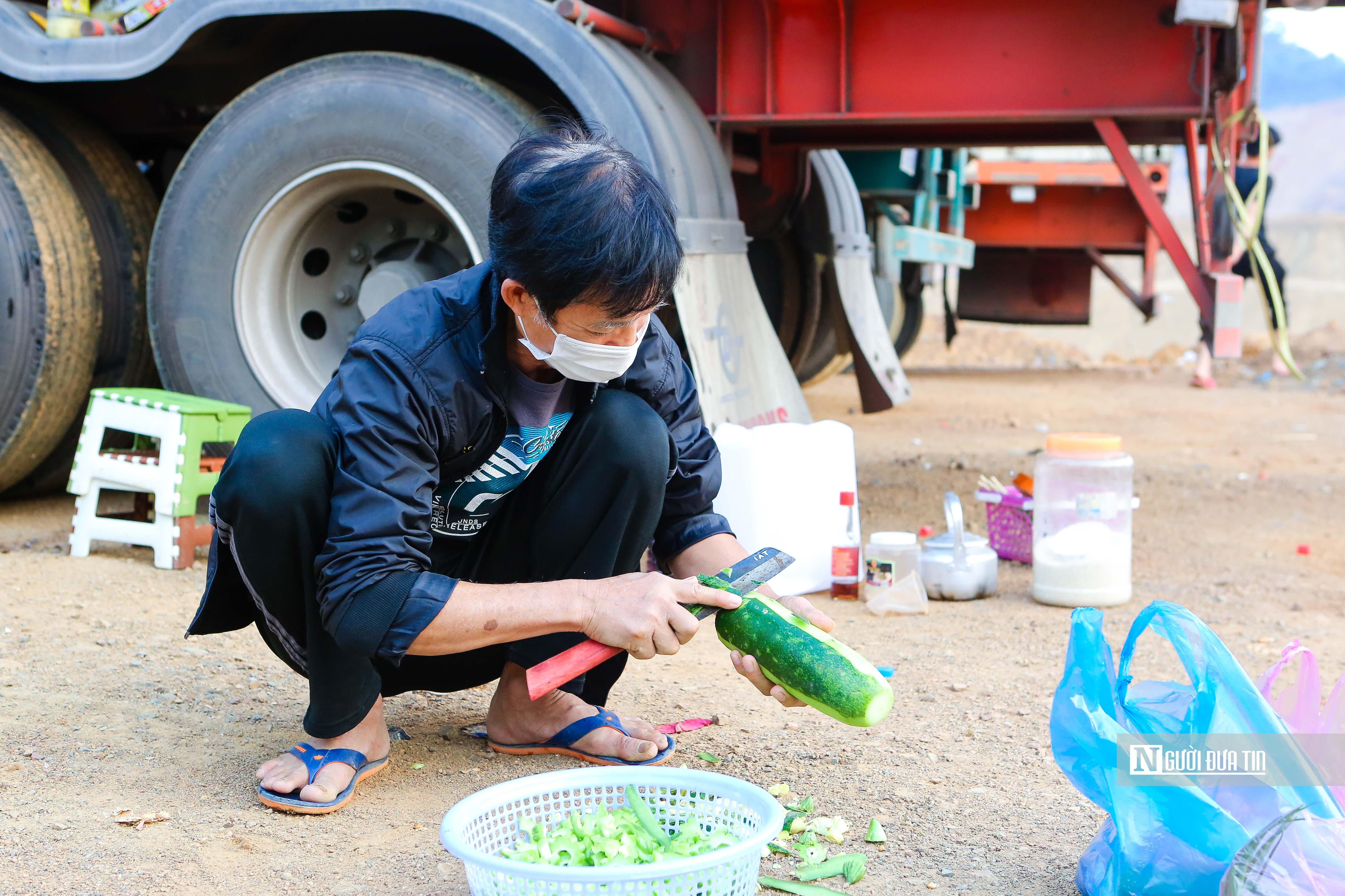 Sự kiện - Hàng ngàn tài xế vạ vật ăn cơm, chờ thông quan tại cửa khẩu Lạng Sơn (Hình 10).