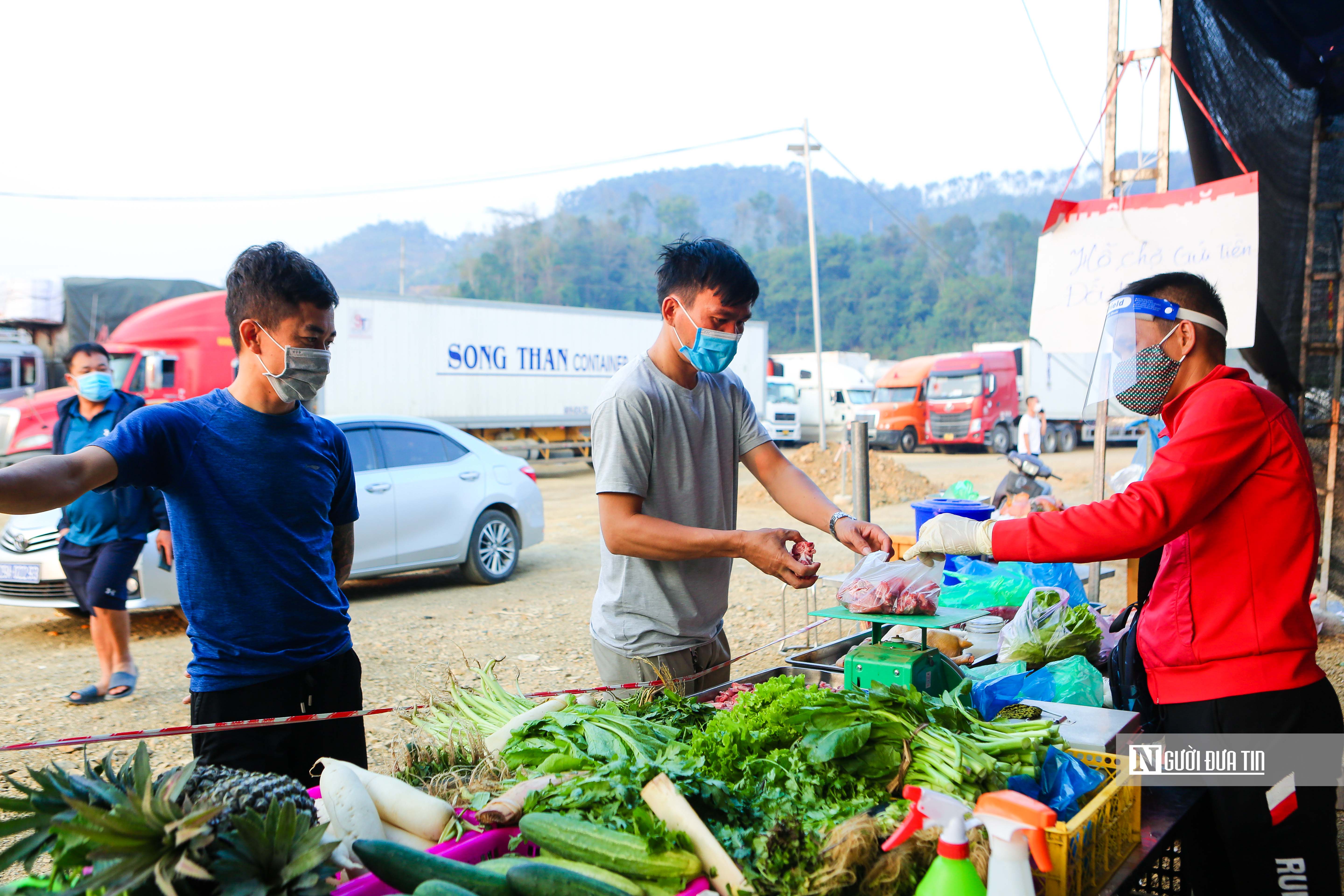 Sự kiện - Hàng ngàn tài xế vạ vật ăn cơm, chờ thông quan tại cửa khẩu Lạng Sơn (Hình 9).