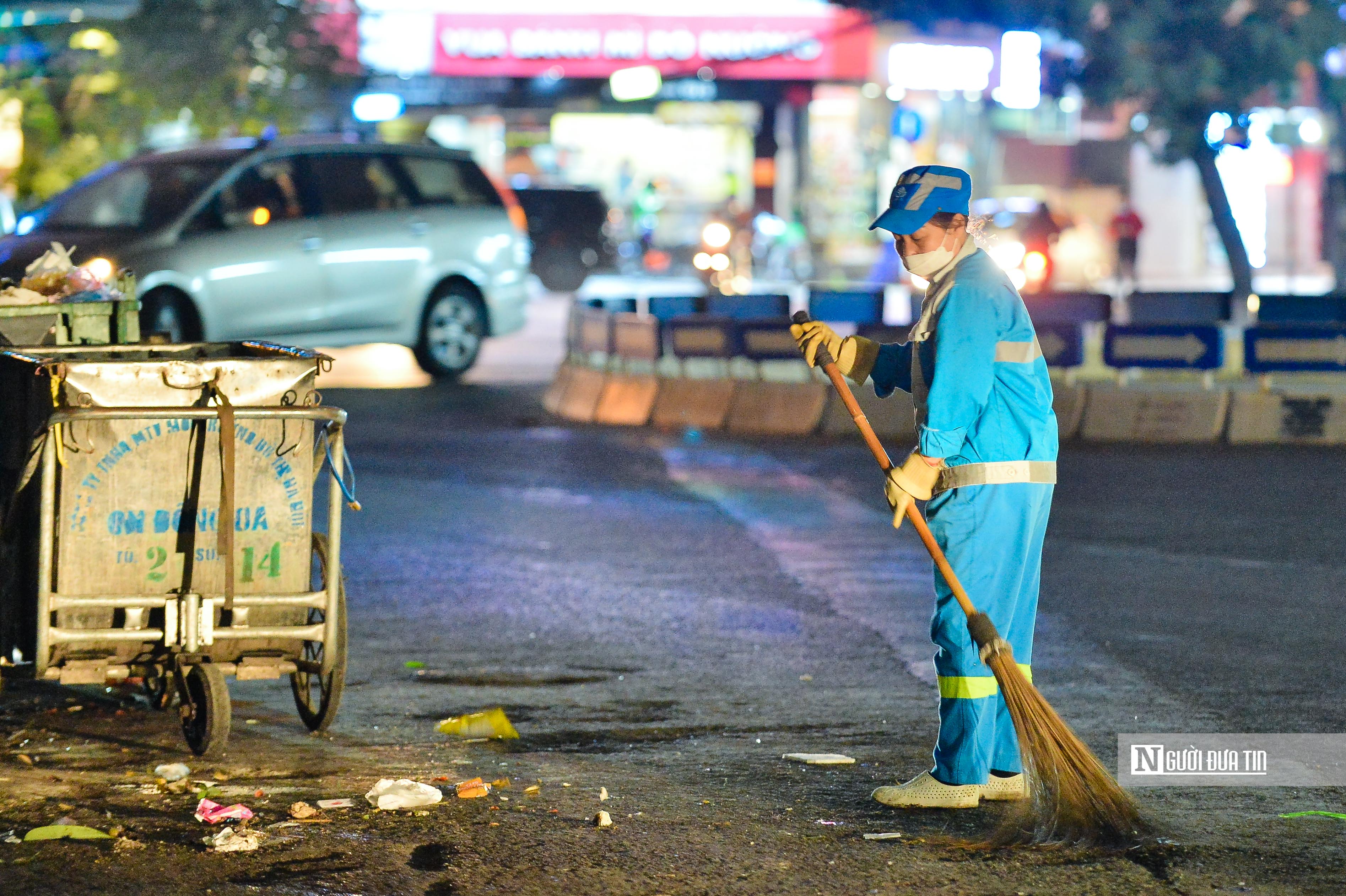 Dân sinh - Hà Nội: Người lao động chật vật mưu sinh trong đêm rét buốt (Hình 2).