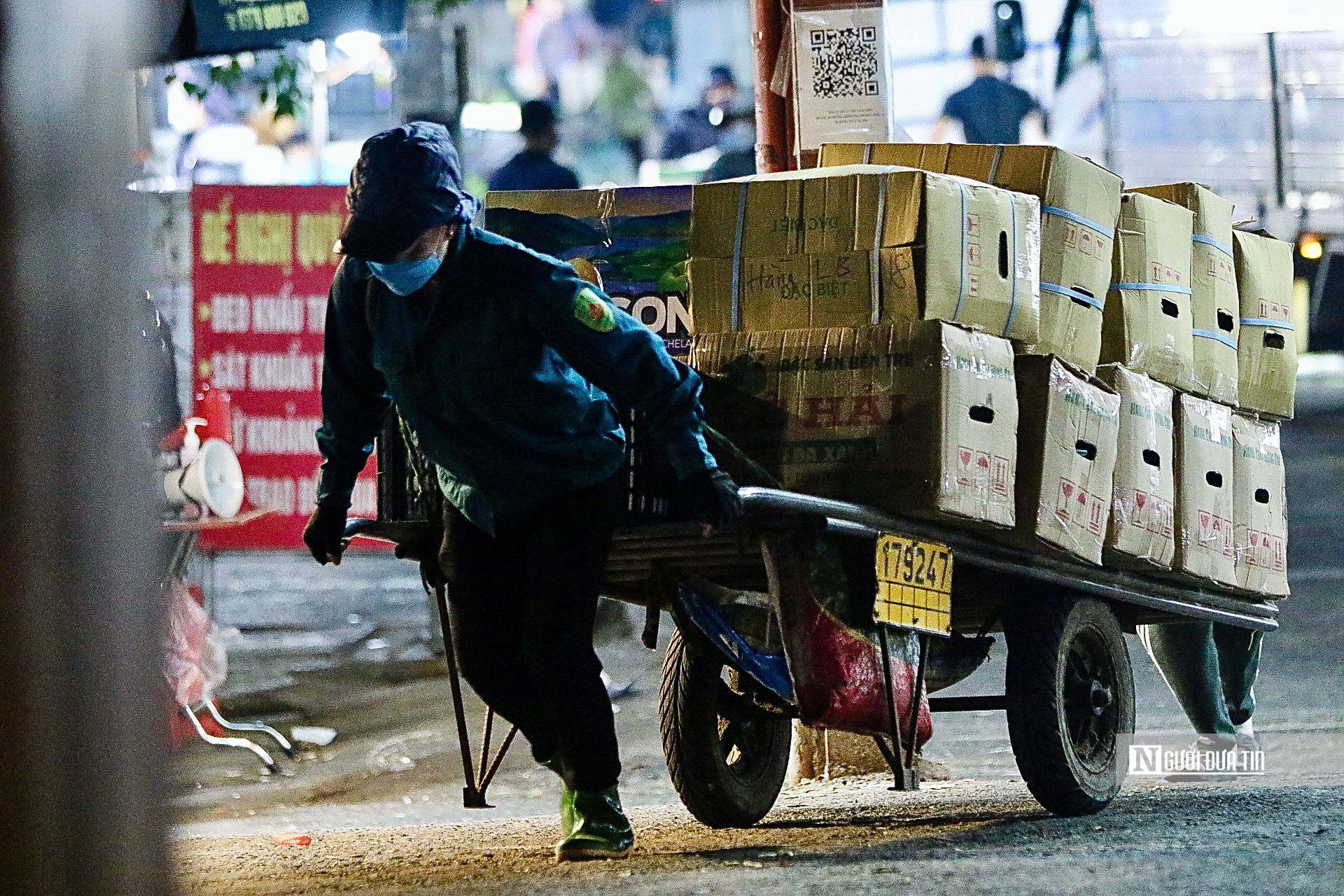 Dân sinh - Hà Nội: Người lao động chật vật mưu sinh trong đêm rét buốt (Hình 4).