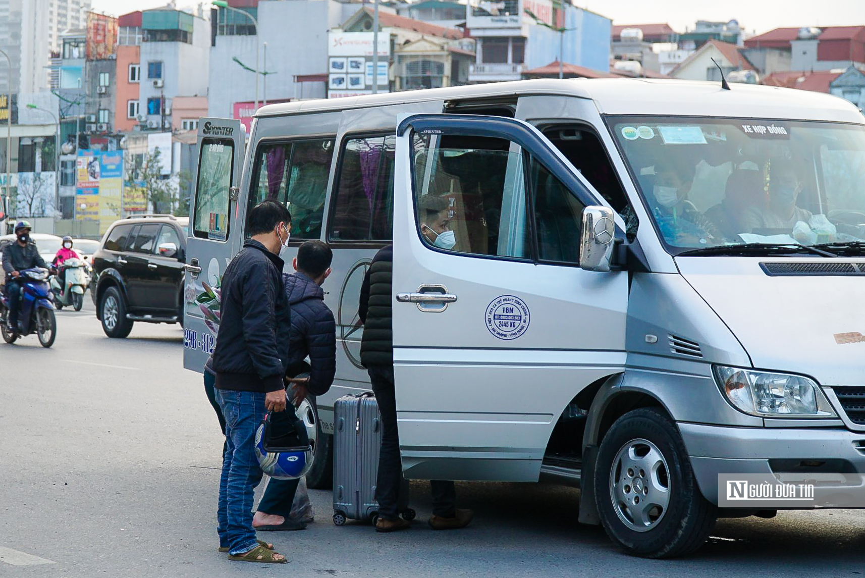 Sự kiện - Xe dù bến cóc “diễn xiếc” trên đường phố Thủ đô (Hình 10).