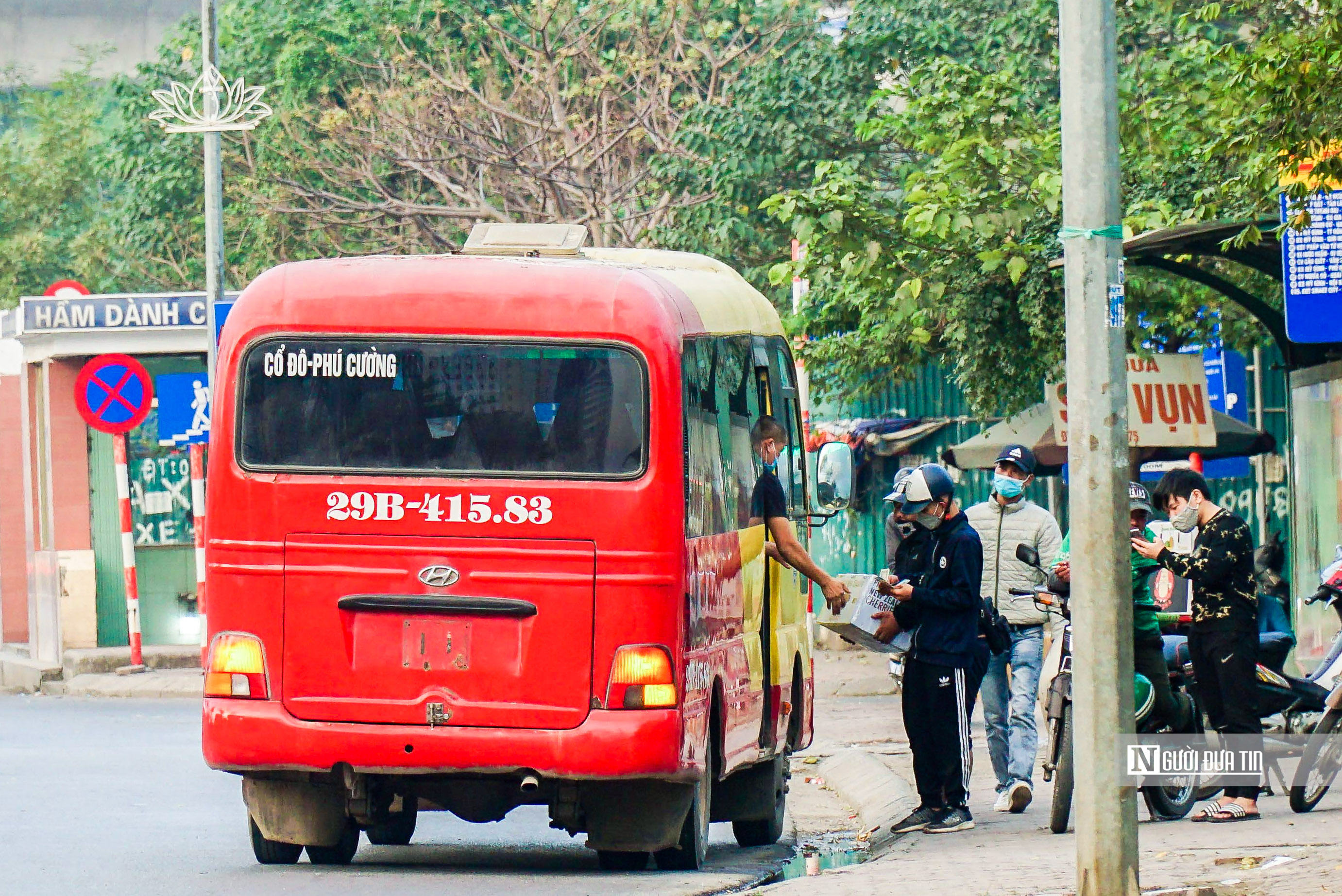 Sự kiện - Xe dù bến cóc “diễn xiếc” trên đường phố Thủ đô (Hình 7).