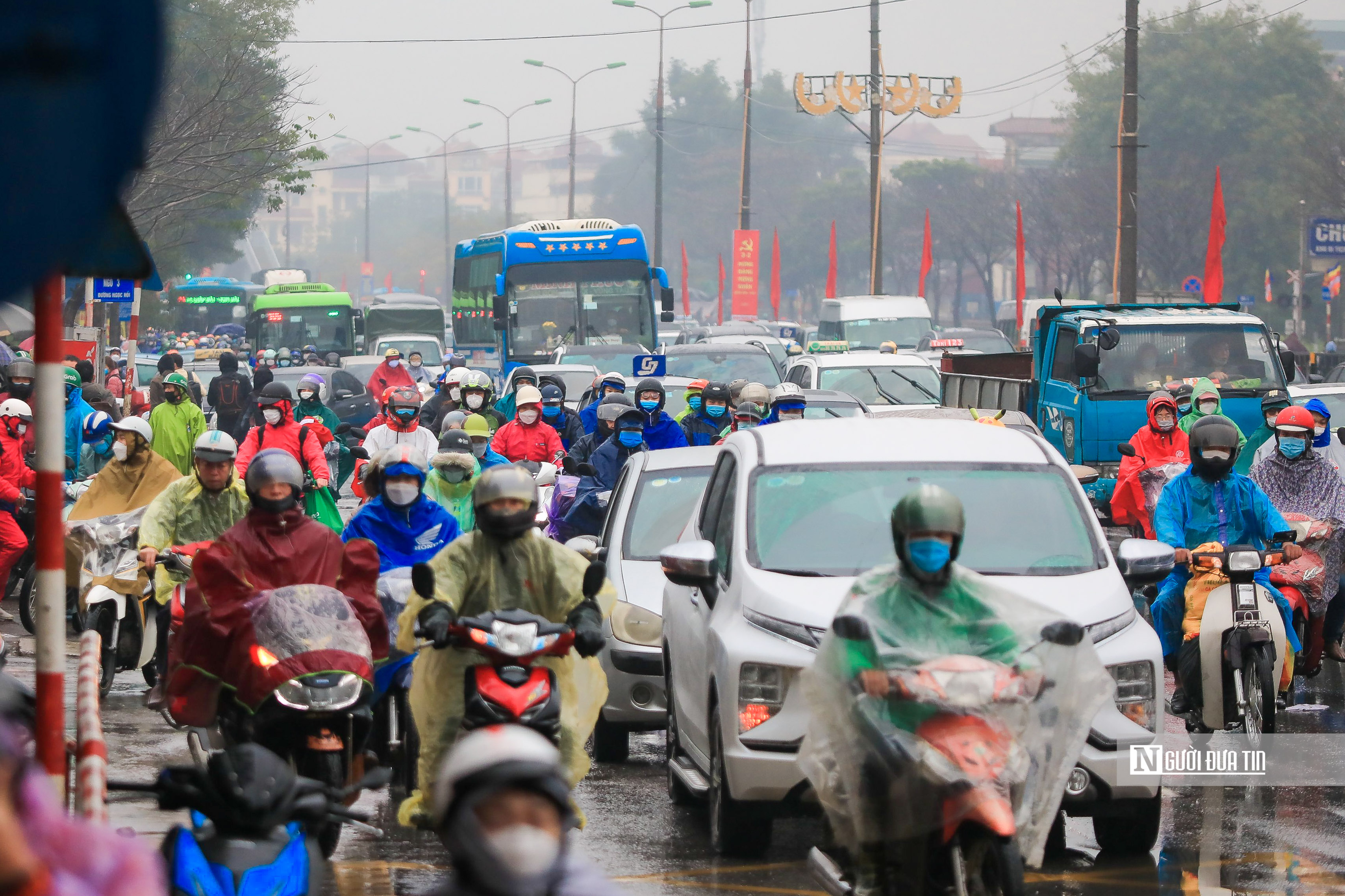 Sự kiện - Người dân vượt mưa rét trở lại Thủ đô trong ngày cuối nghỉ Tết (Hình 3).