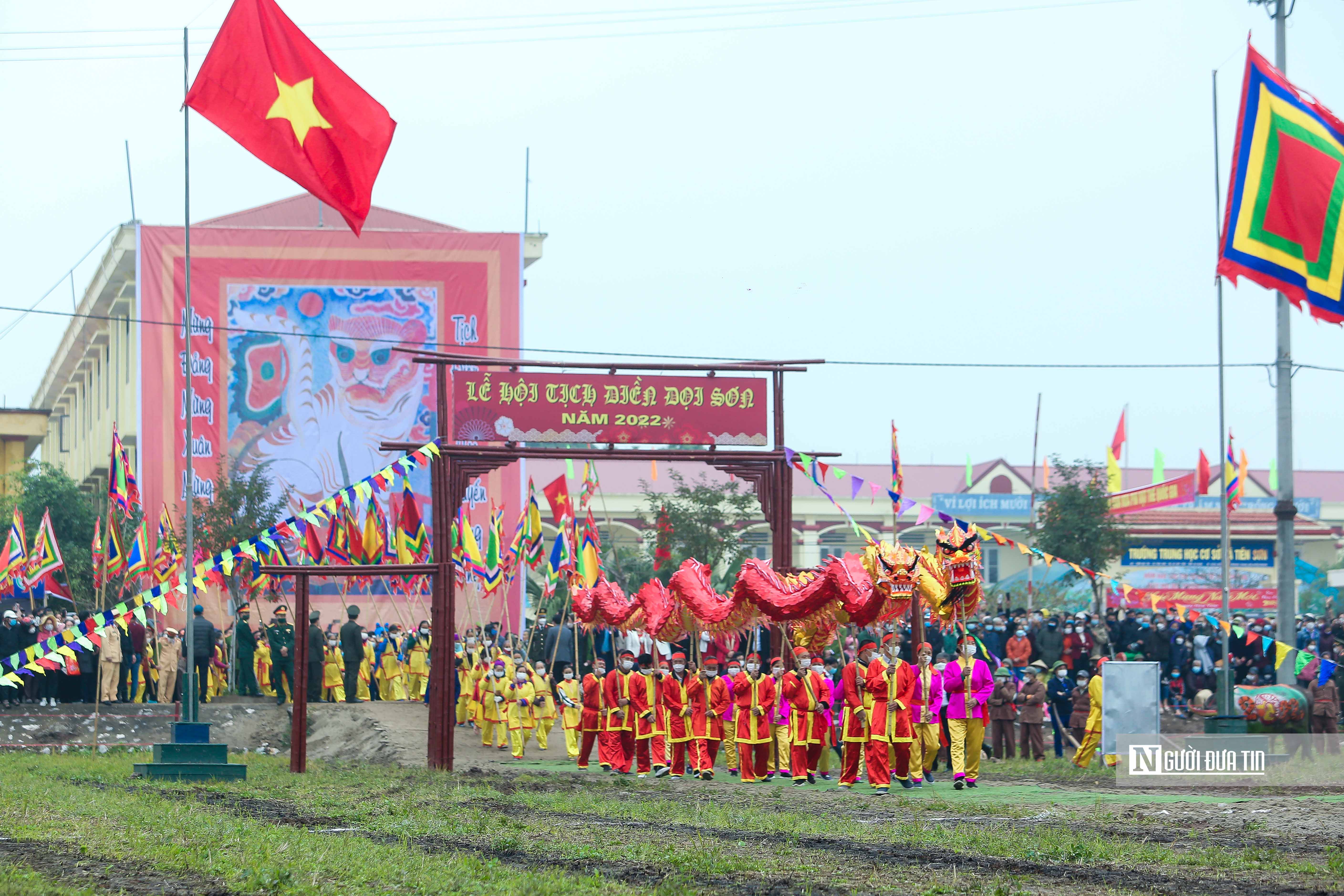 Văn hoá - Chật cứng người xem 'vua đi cày' tại Lễ Tịch điền Đọi Sơn (Hình 2).