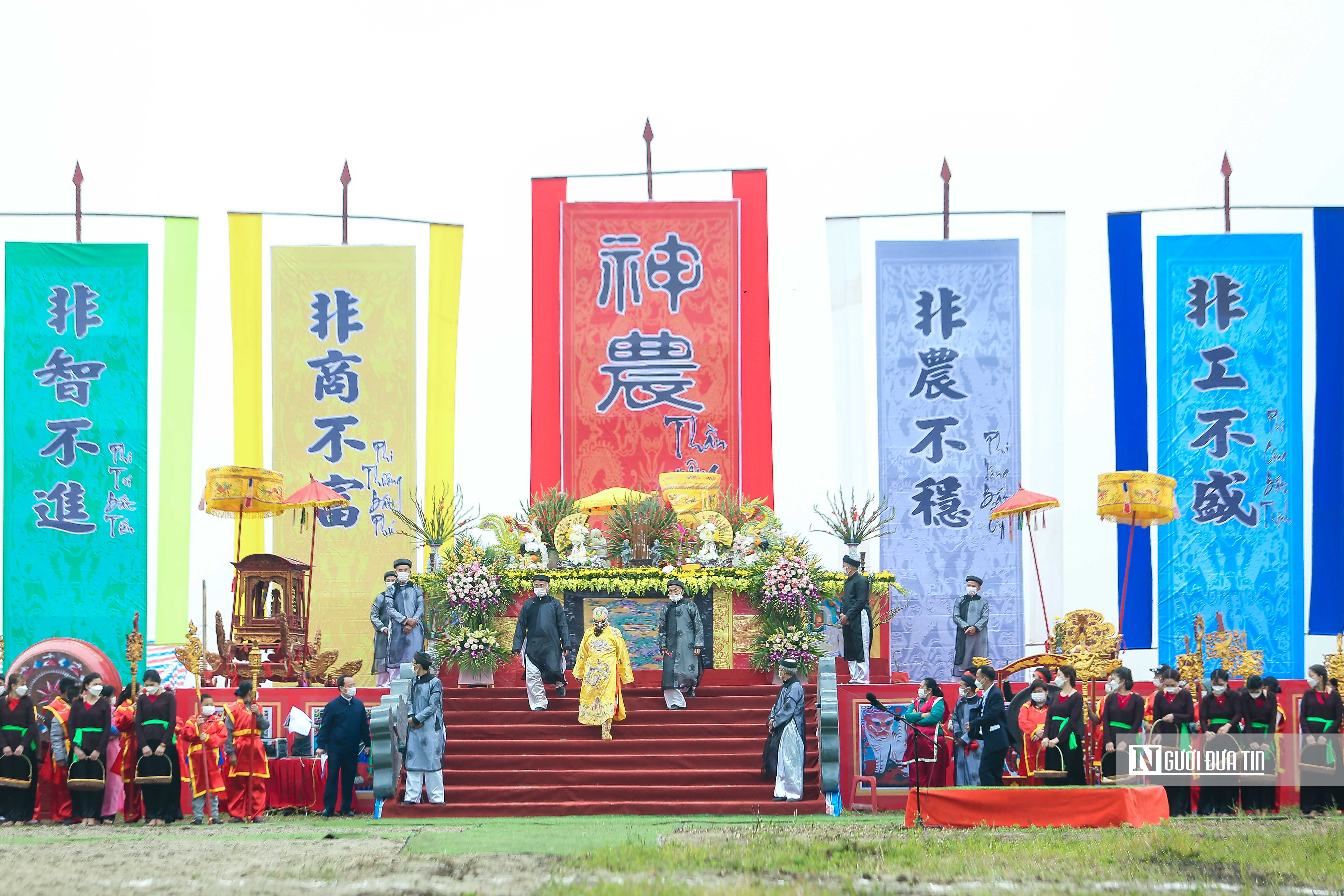 Văn hoá - Chật cứng người xem 'vua đi cày' tại Lễ Tịch điền Đọi Sơn (Hình 10).