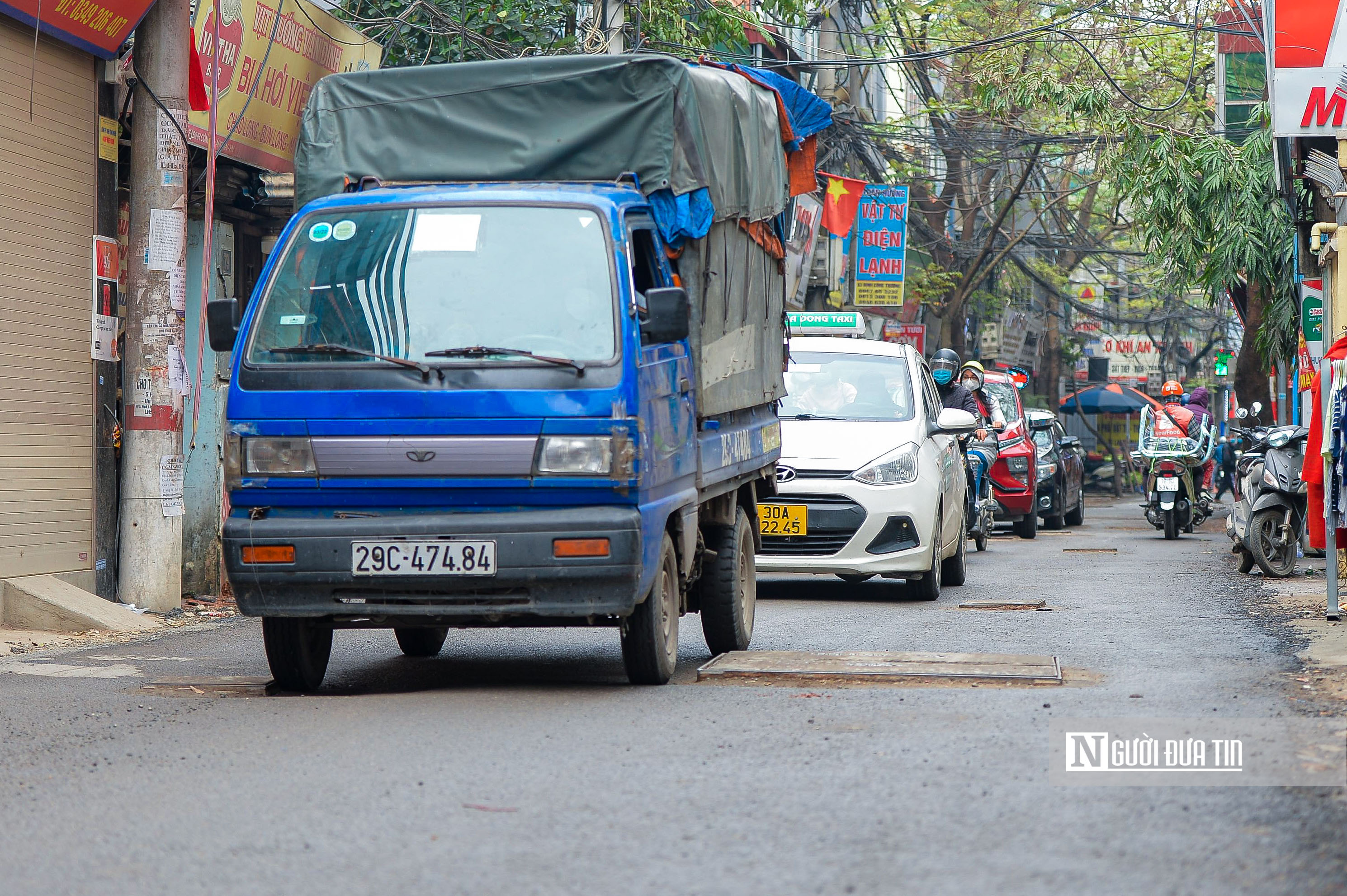 Dân sinh - Hàng trăm hố ga trên tuyến đường chỉ dài 1km (Hình 6).