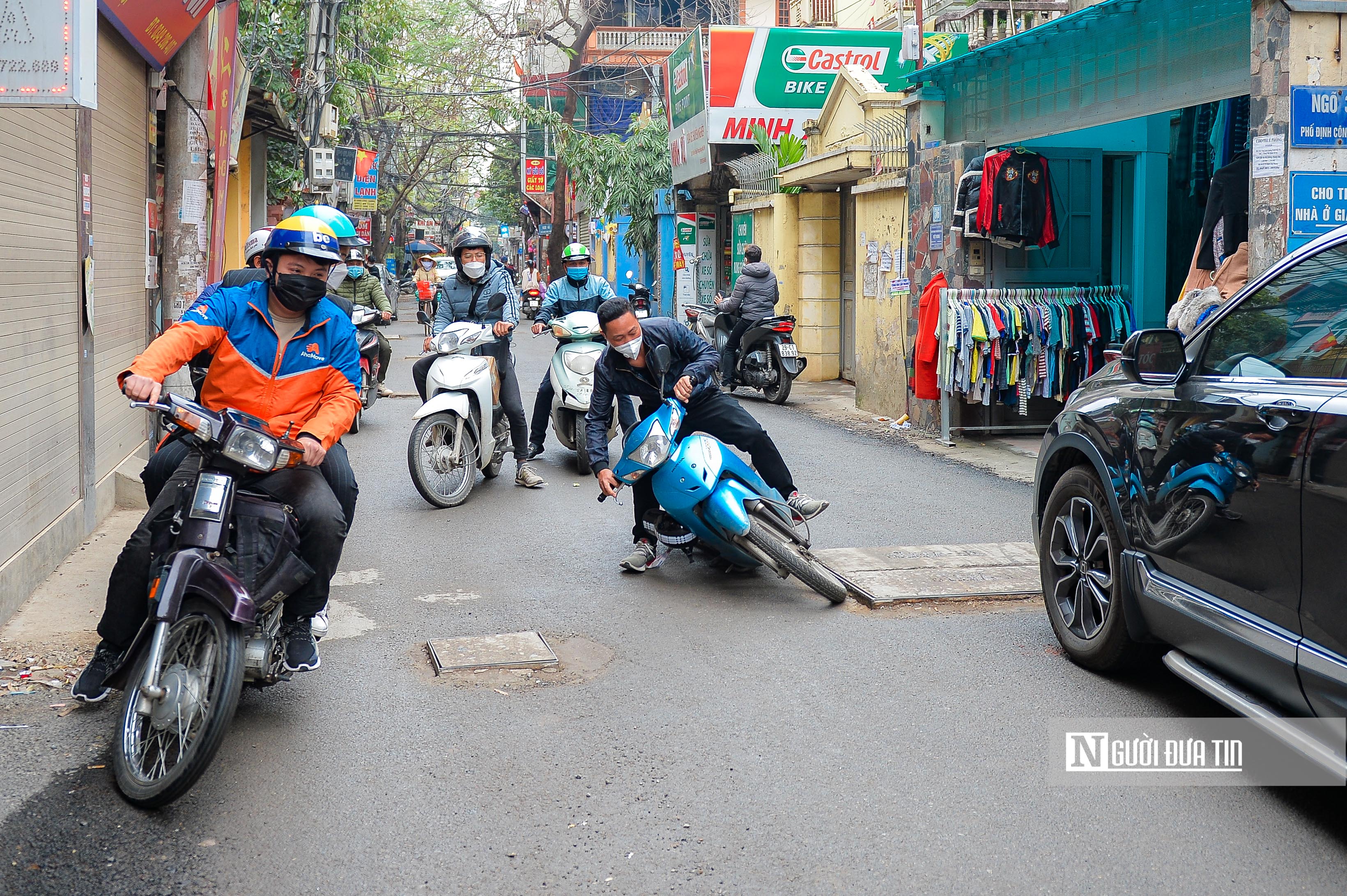 Dân sinh - Hàng trăm hố ga trên tuyến đường chỉ dài 1km (Hình 8).