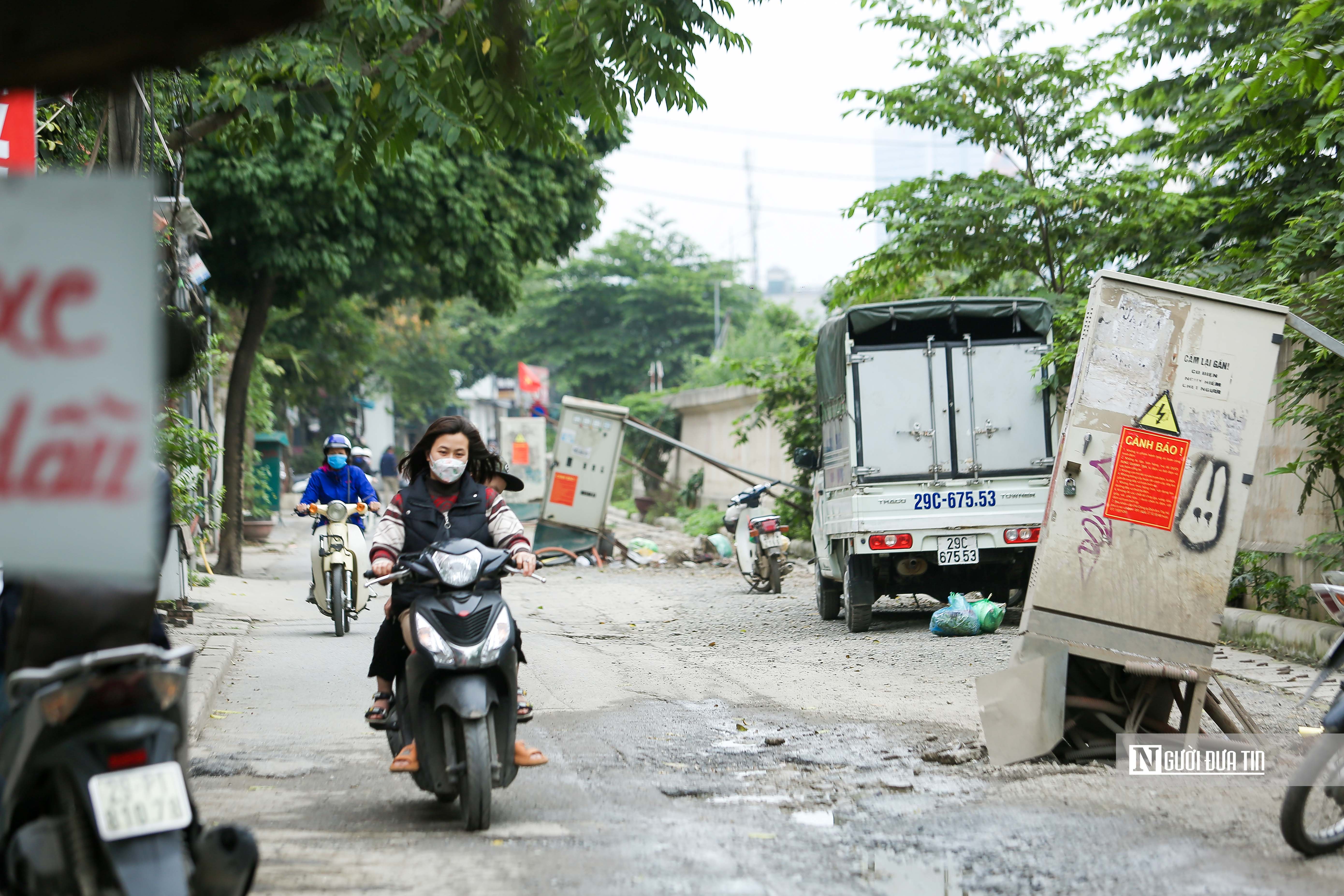 Dân sinh - Hà Nội: Hàng chục bốt điện 'chống nạng' giữa đường