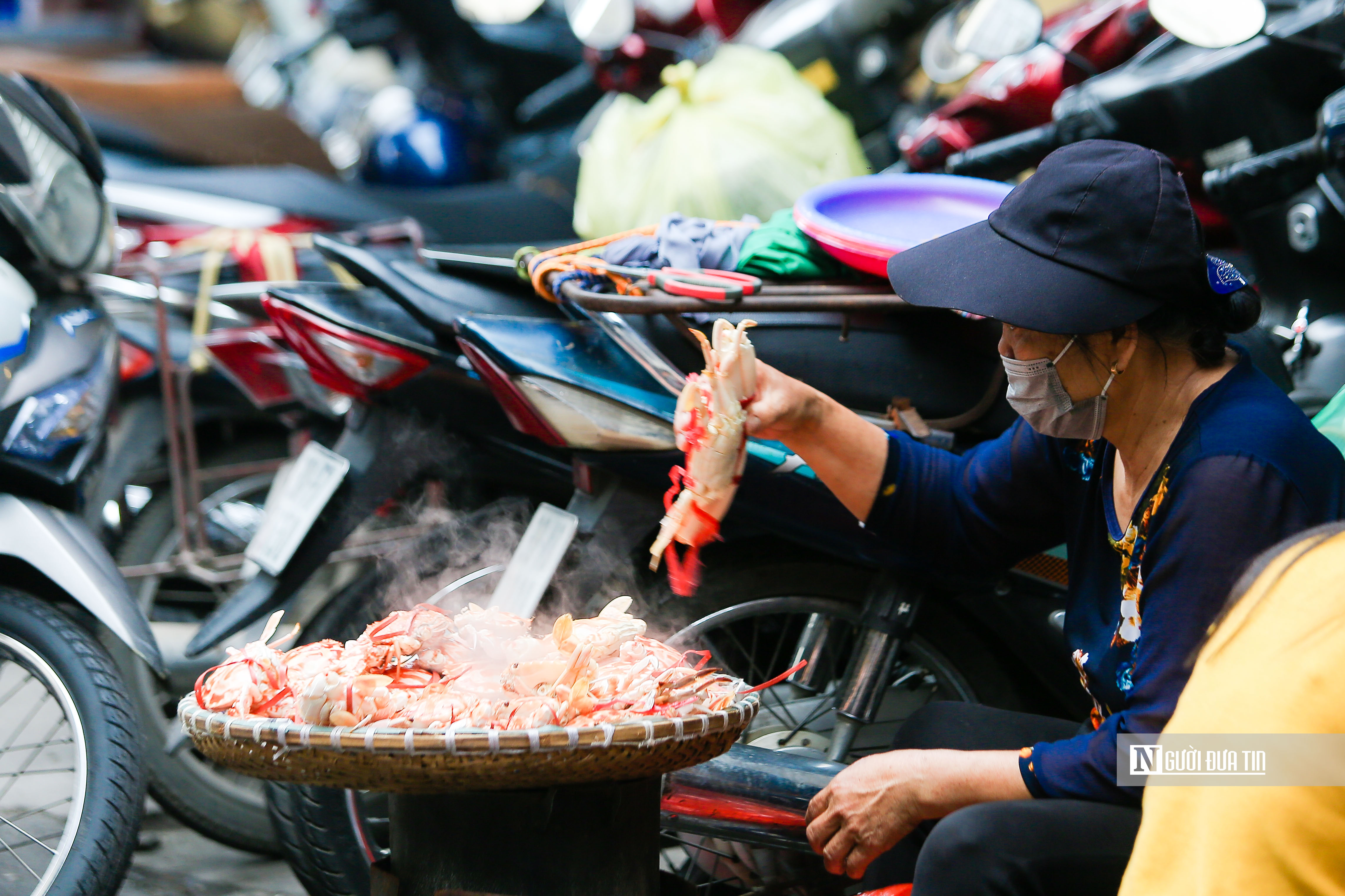 Dân sinh - Bán ghẹ ở vỉa hè, bà cụ U70 thu hàng chục triệu mỗi ngày (Hình 6).