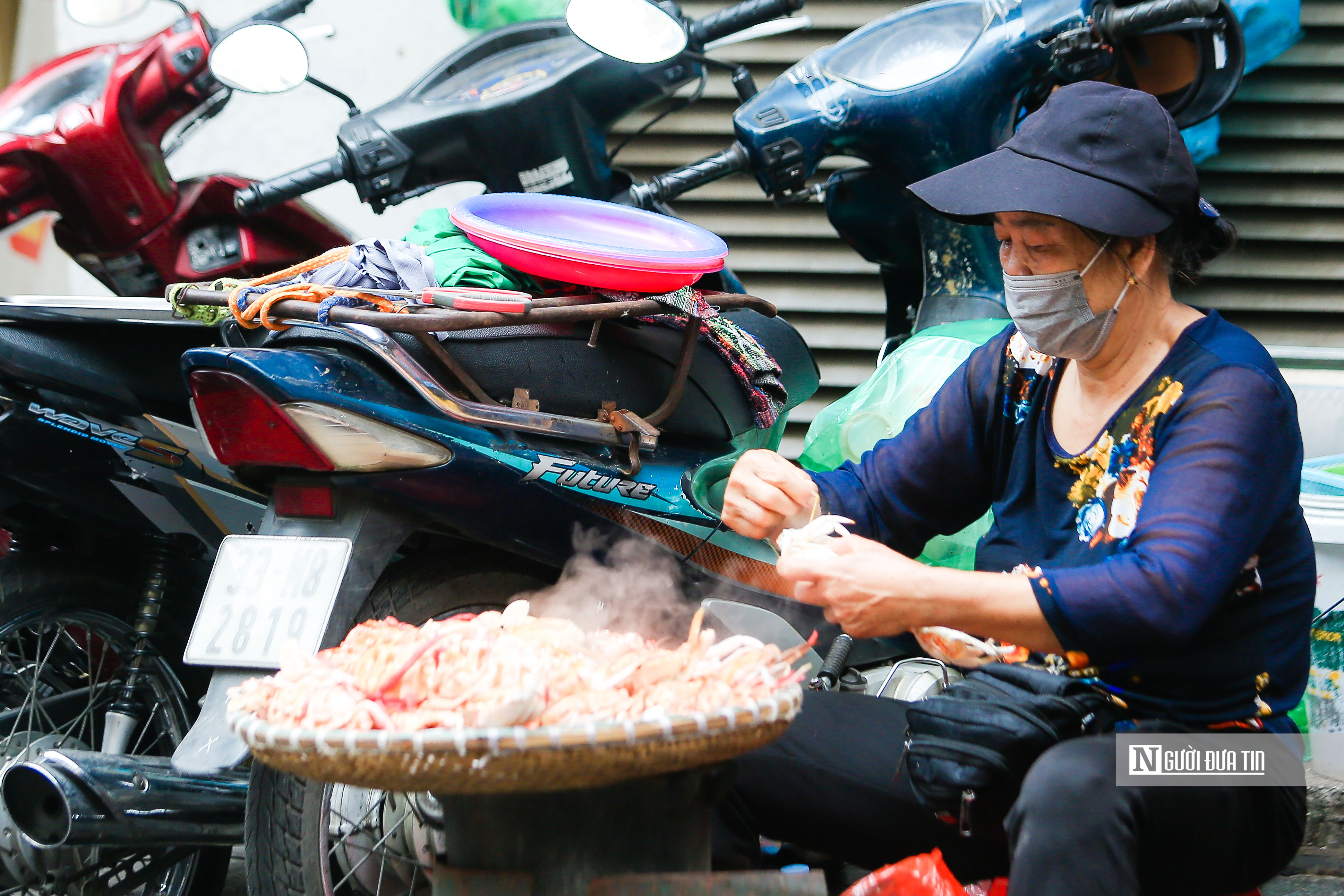 Dân sinh - Bán ghẹ ở vỉa hè, bà cụ U70 thu hàng chục triệu mỗi ngày