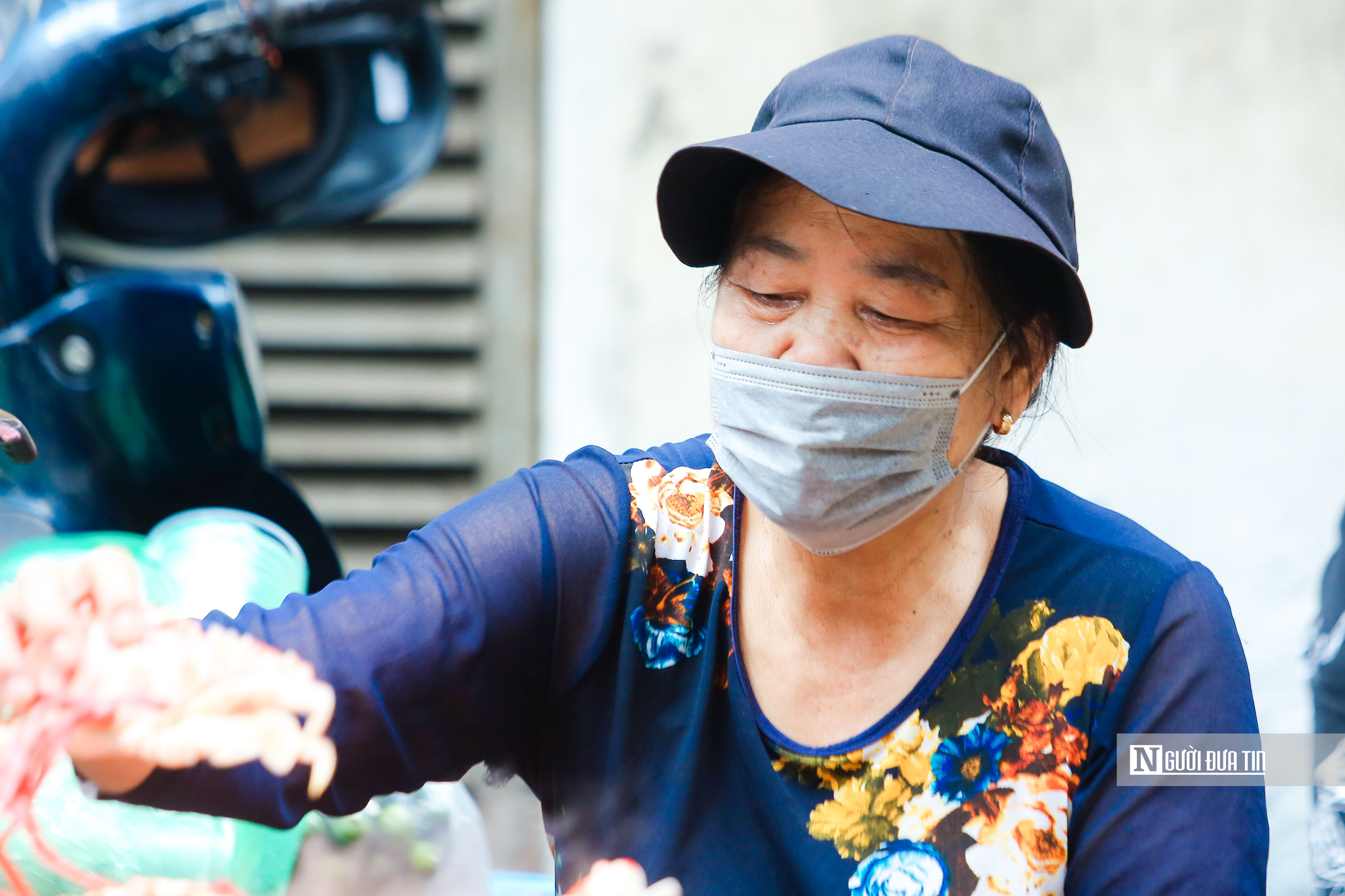 Dân sinh - Bán ghẹ ở vỉa hè, bà cụ U70 thu hàng chục triệu mỗi ngày (Hình 2).