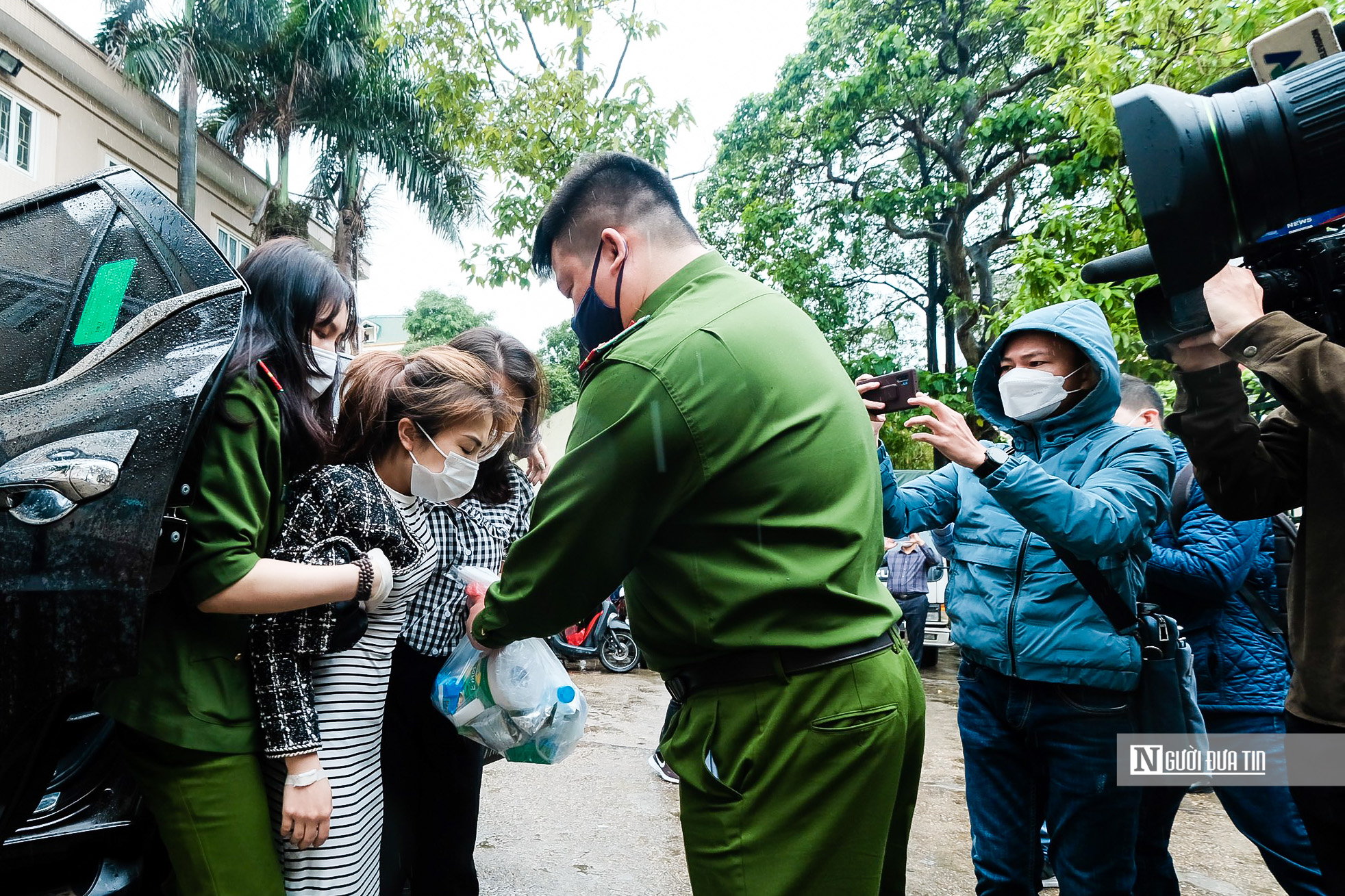 An ninh - Hình sự - Nghi phạm trong vụ cháy khiến 1 người tử vong liên tục ngất (Hình 2).