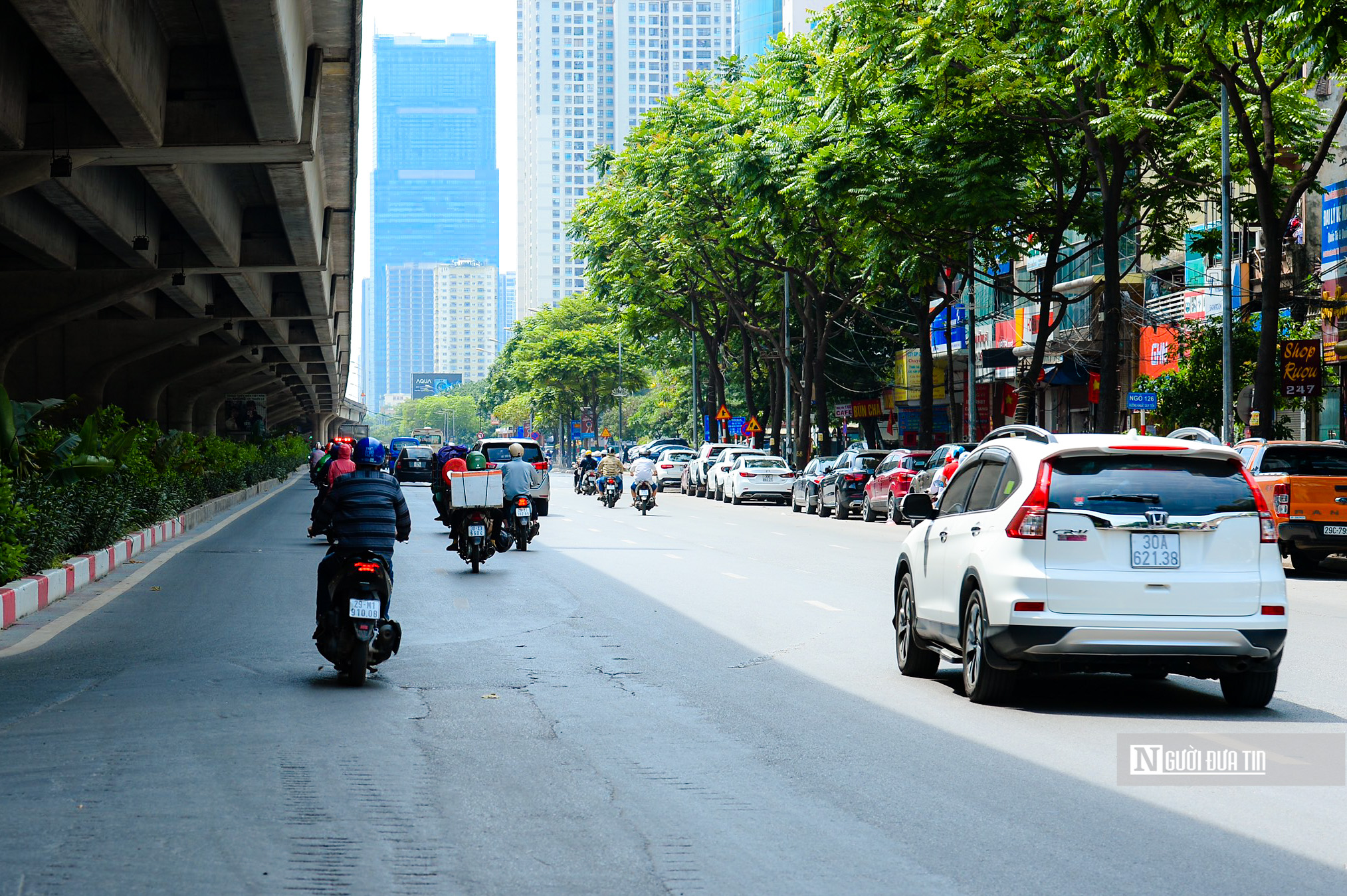 Dân sinh - Hà Nội: Người dân ngột ngạt dưới ánh nắng gay gắt gần 40 độ C (Hình 8).