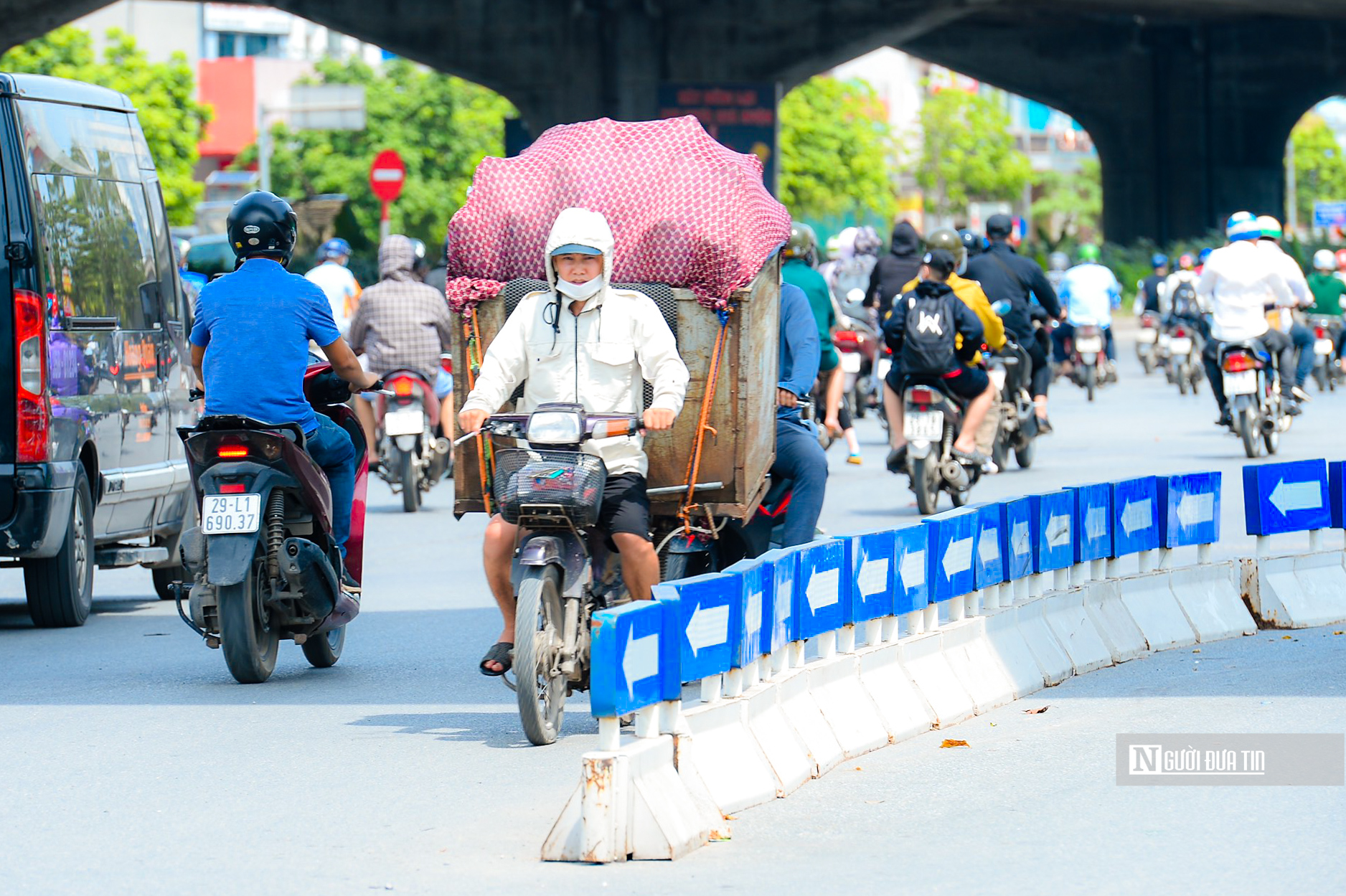 Dân sinh - Hà Nội: Người dân ngột ngạt dưới ánh nắng gay gắt gần 40 độ C (Hình 7).