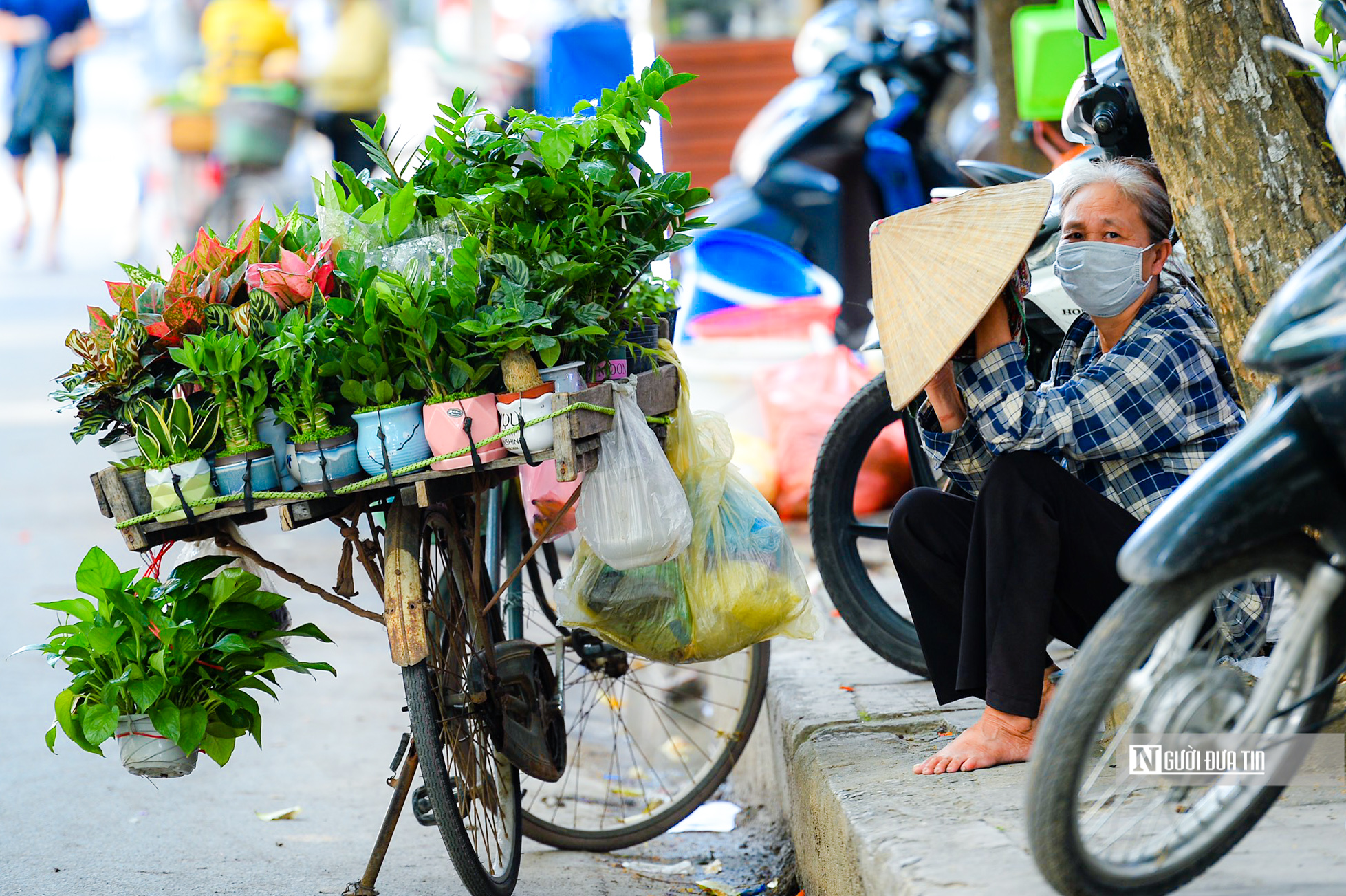 Dân sinh - Hà Nội: Người dân ngột ngạt dưới ánh nắng gay gắt gần 40 độ C (Hình 9).