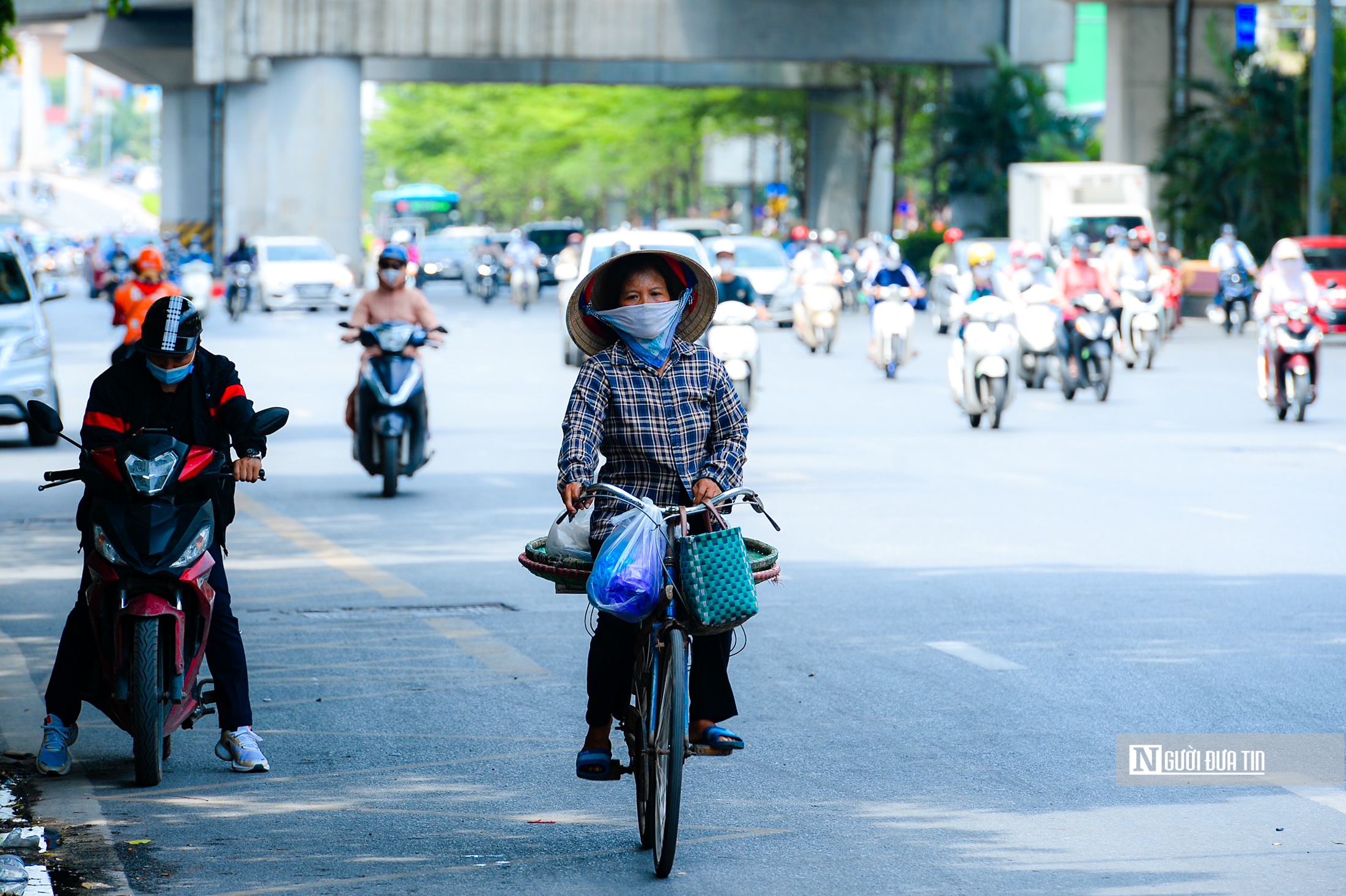 Dân sinh - Hà Nội: Người dân ngột ngạt dưới ánh nắng gay gắt gần 40 độ C (Hình 12).