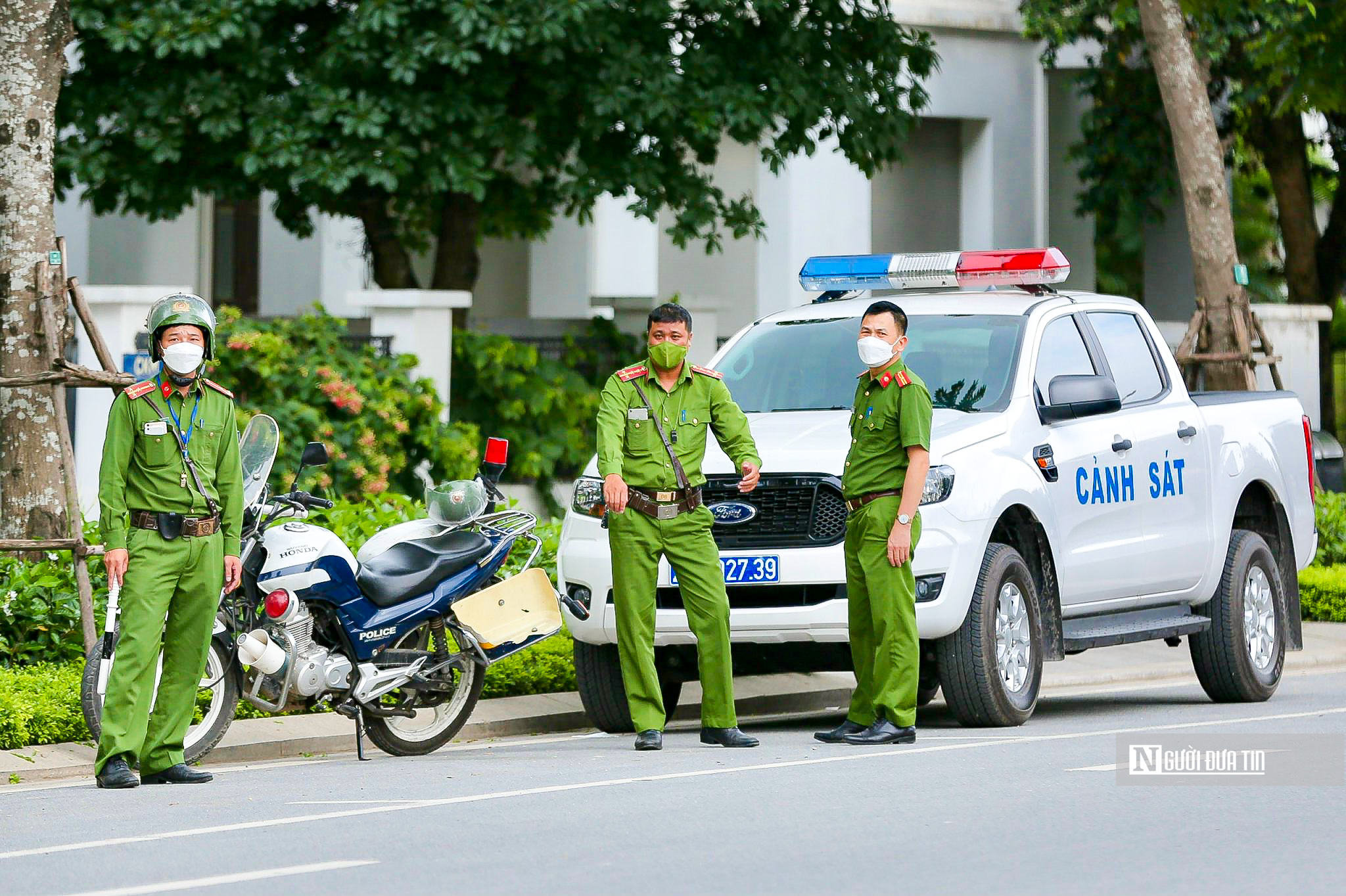 Sự kiện - Công an và VKS có mặt tại nhà riêng ông Chu Ngọc Anh (Hình 8).