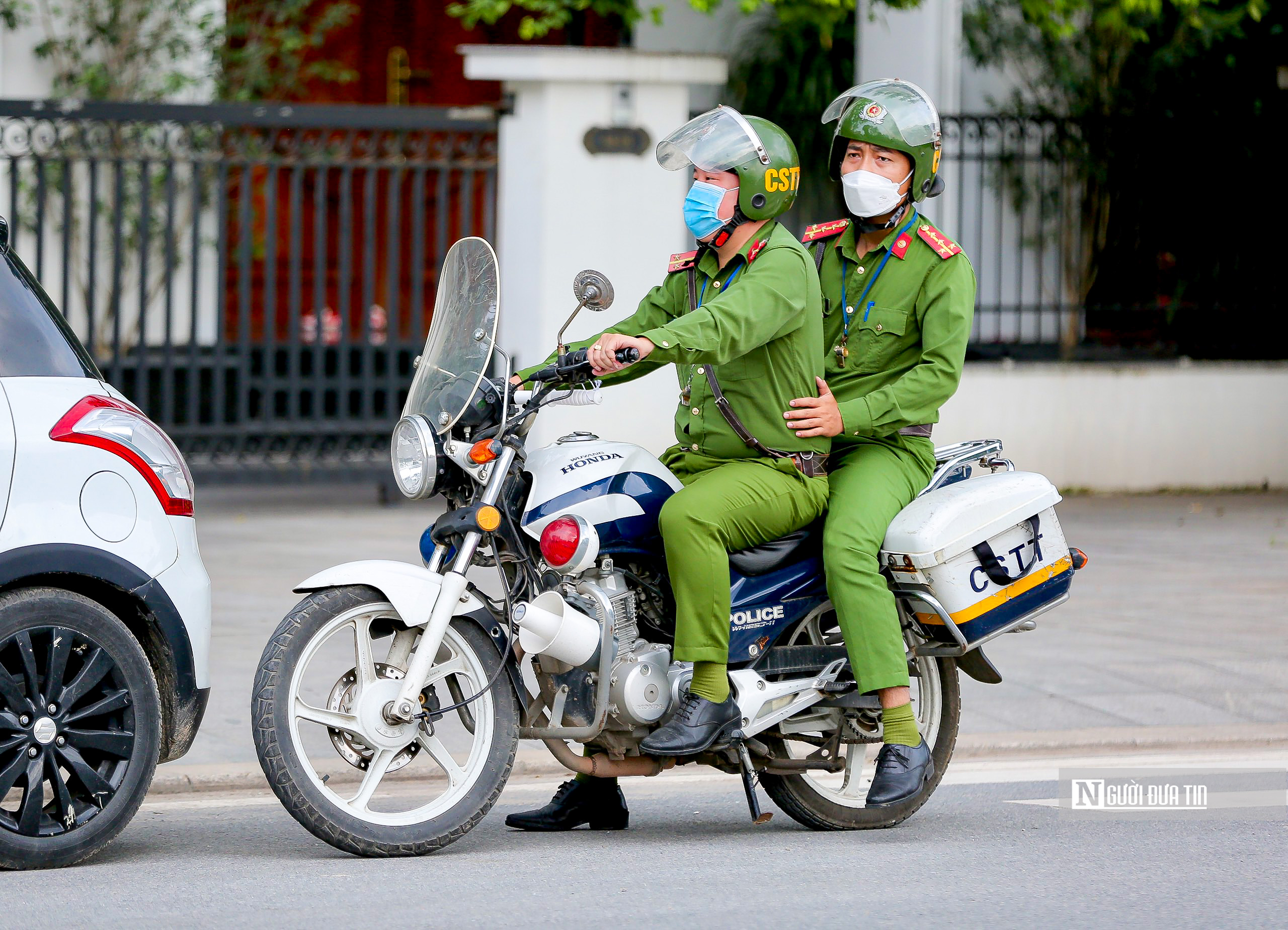 Sự kiện - Công an và VKS có mặt tại nhà riêng ông Chu Ngọc Anh (Hình 9).