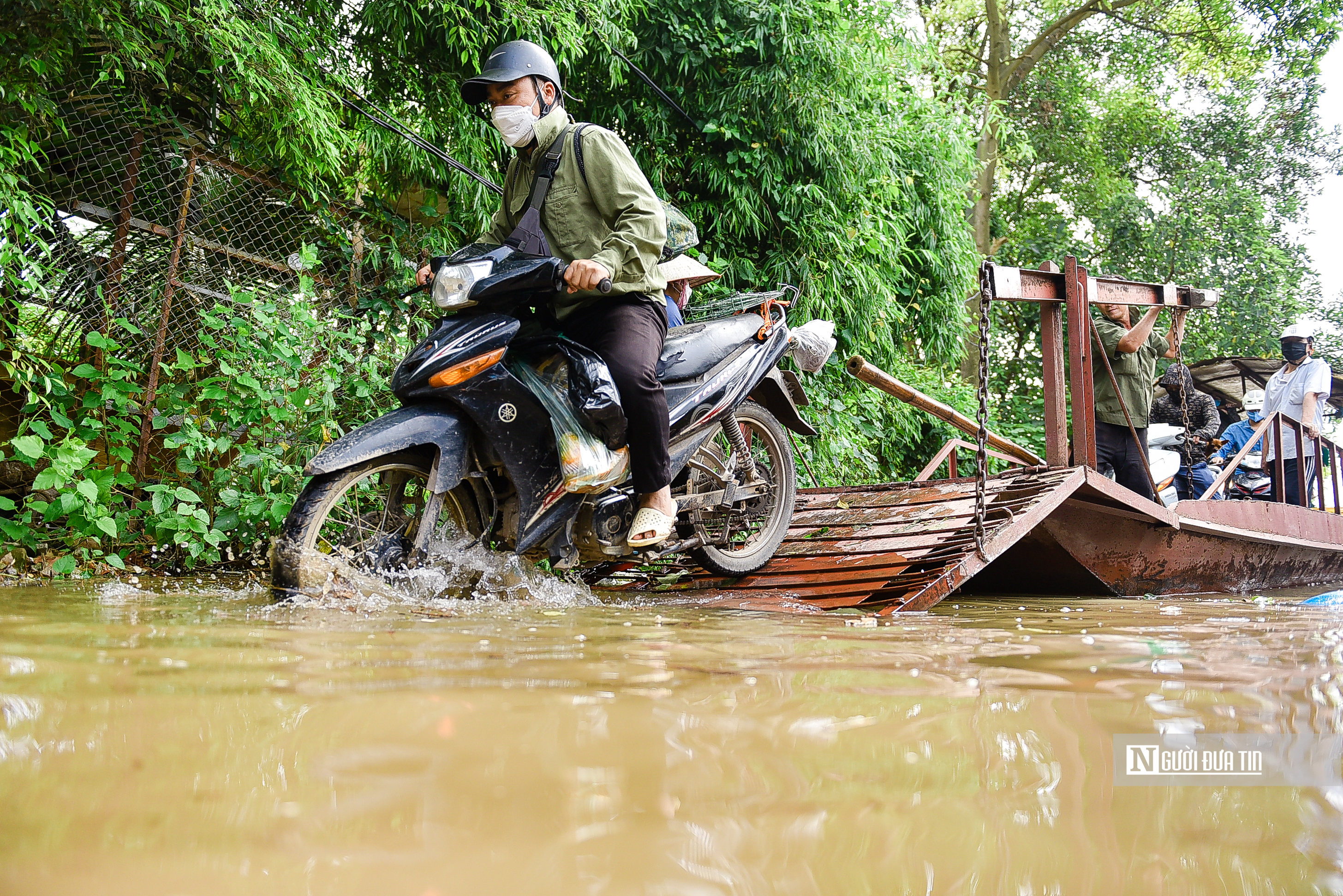 Sự kiện - Hà Nội: Mực nước tăng cao, người dân dùng đò để đi lại (Hình 9).