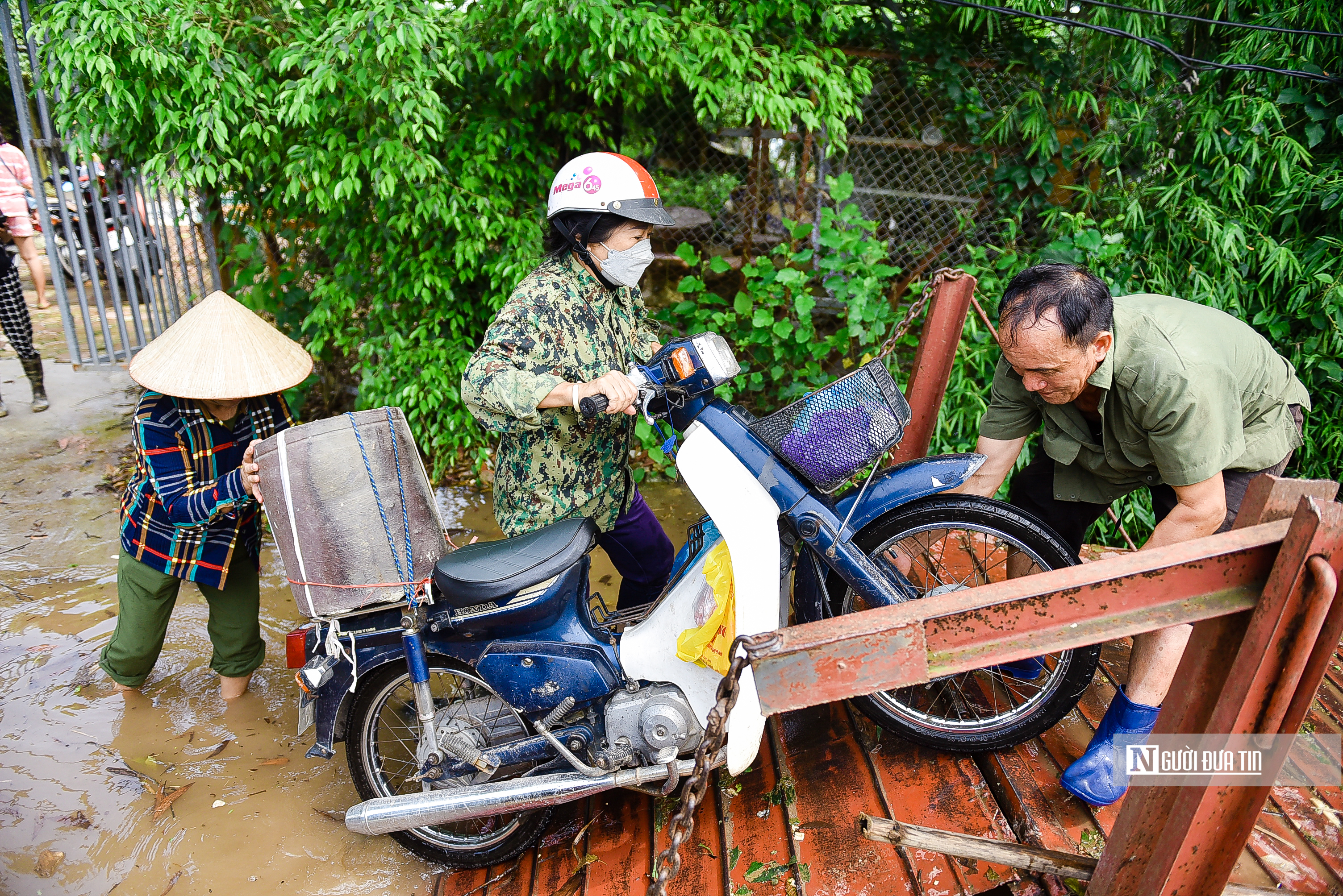 Sự kiện - Hà Nội: Mực nước tăng cao, người dân dùng đò để đi lại (Hình 4).