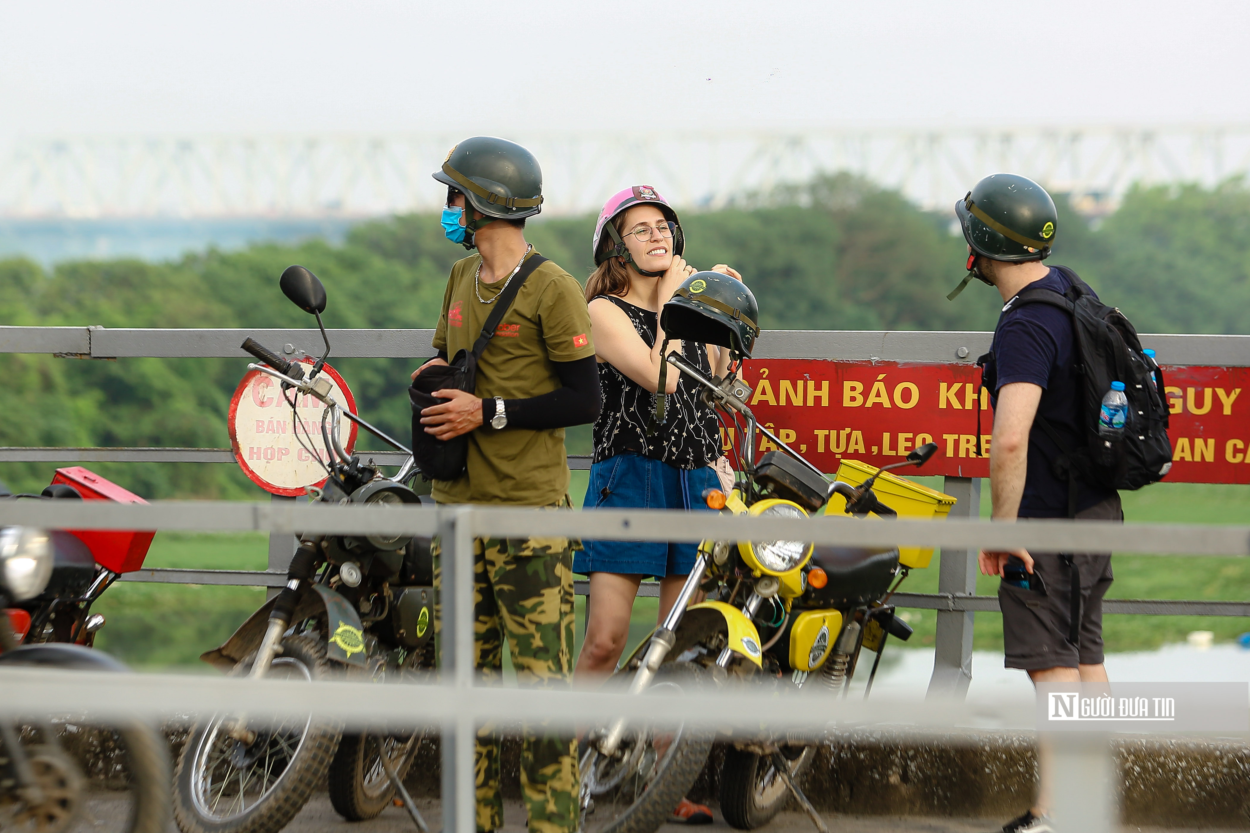 Sự kiện - Hà Nội: Người dân ngó lơ cảnh báo và biển cấm tại cầu Long Biên (Hình 12).