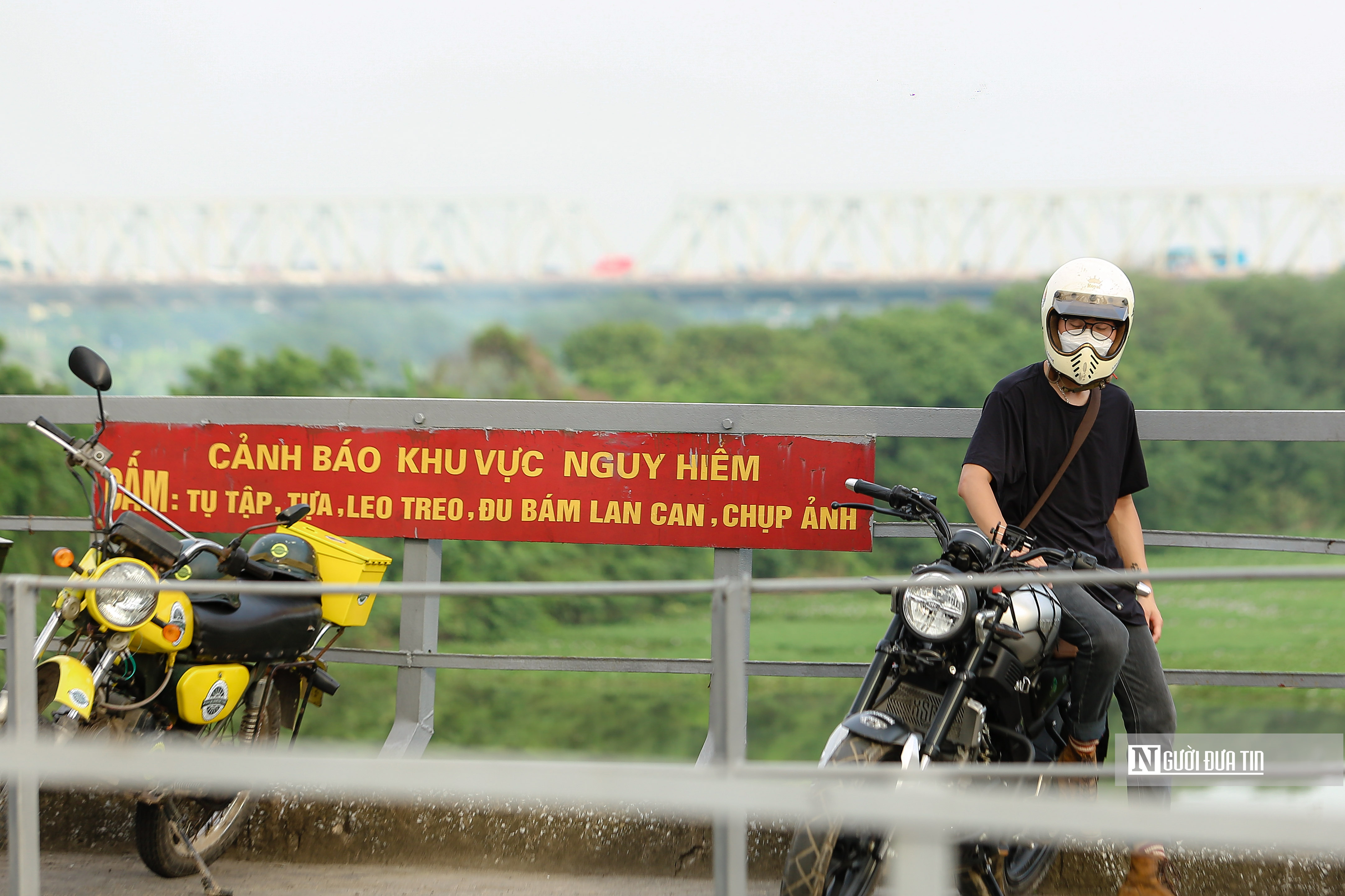 Sự kiện - Hà Nội: Người dân ngó lơ cảnh báo và biển cấm tại cầu Long Biên (Hình 11).