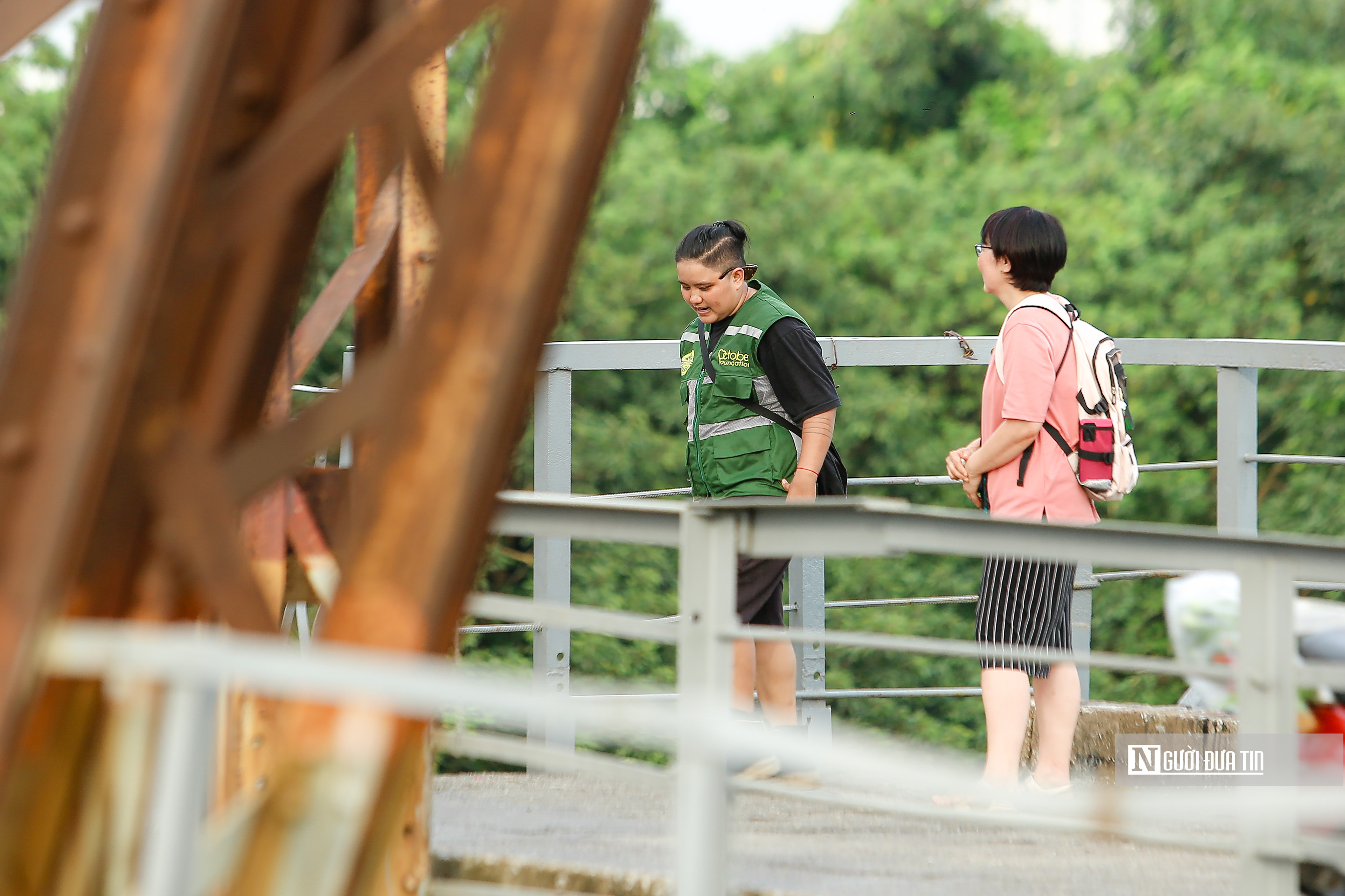 Sự kiện - Hà Nội: Người dân ngó lơ cảnh báo và biển cấm tại cầu Long Biên (Hình 7).