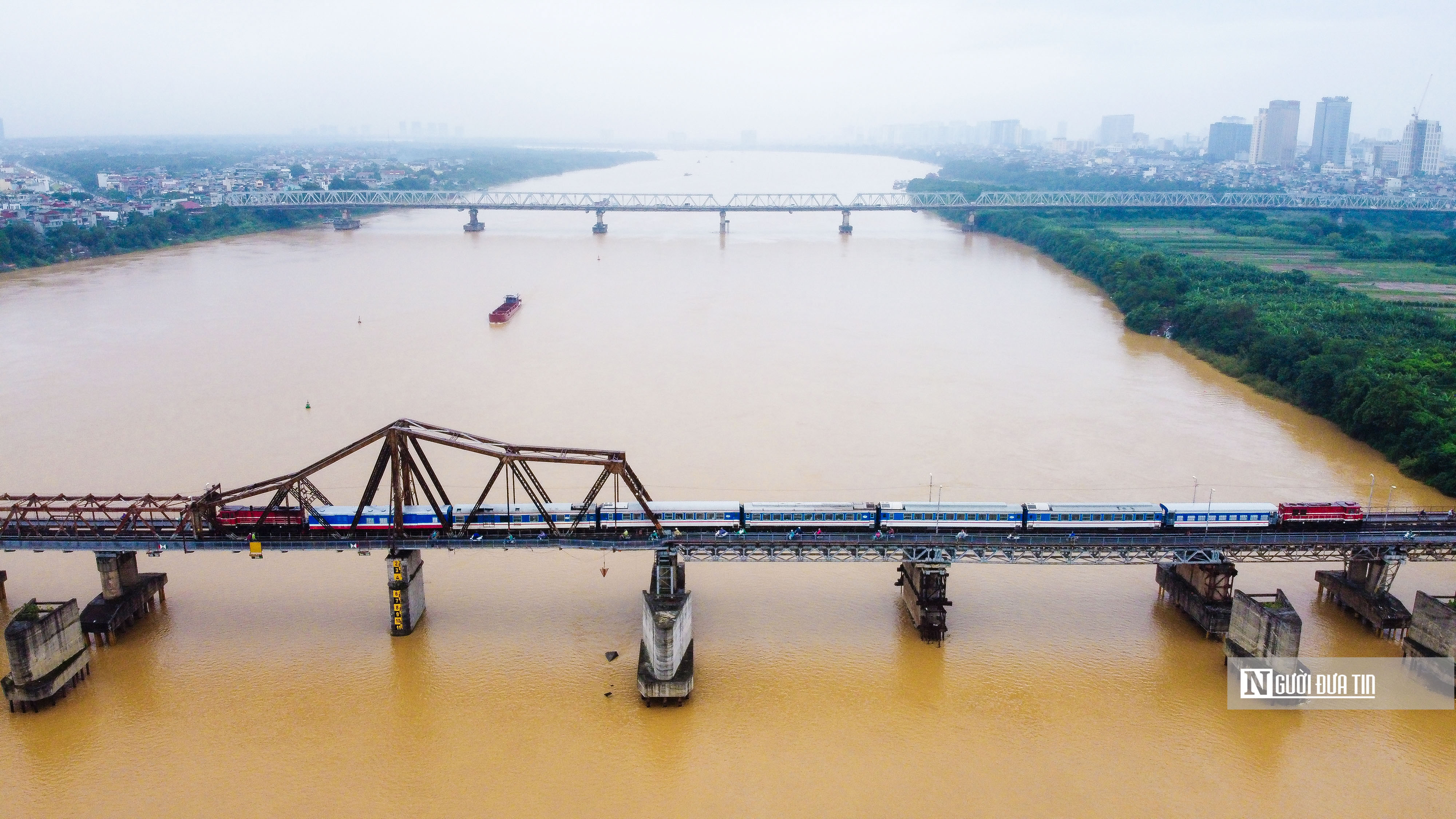 Sự kiện - Hà Nội: Người dân ngó lơ cảnh báo và biển cấm tại cầu Long Biên