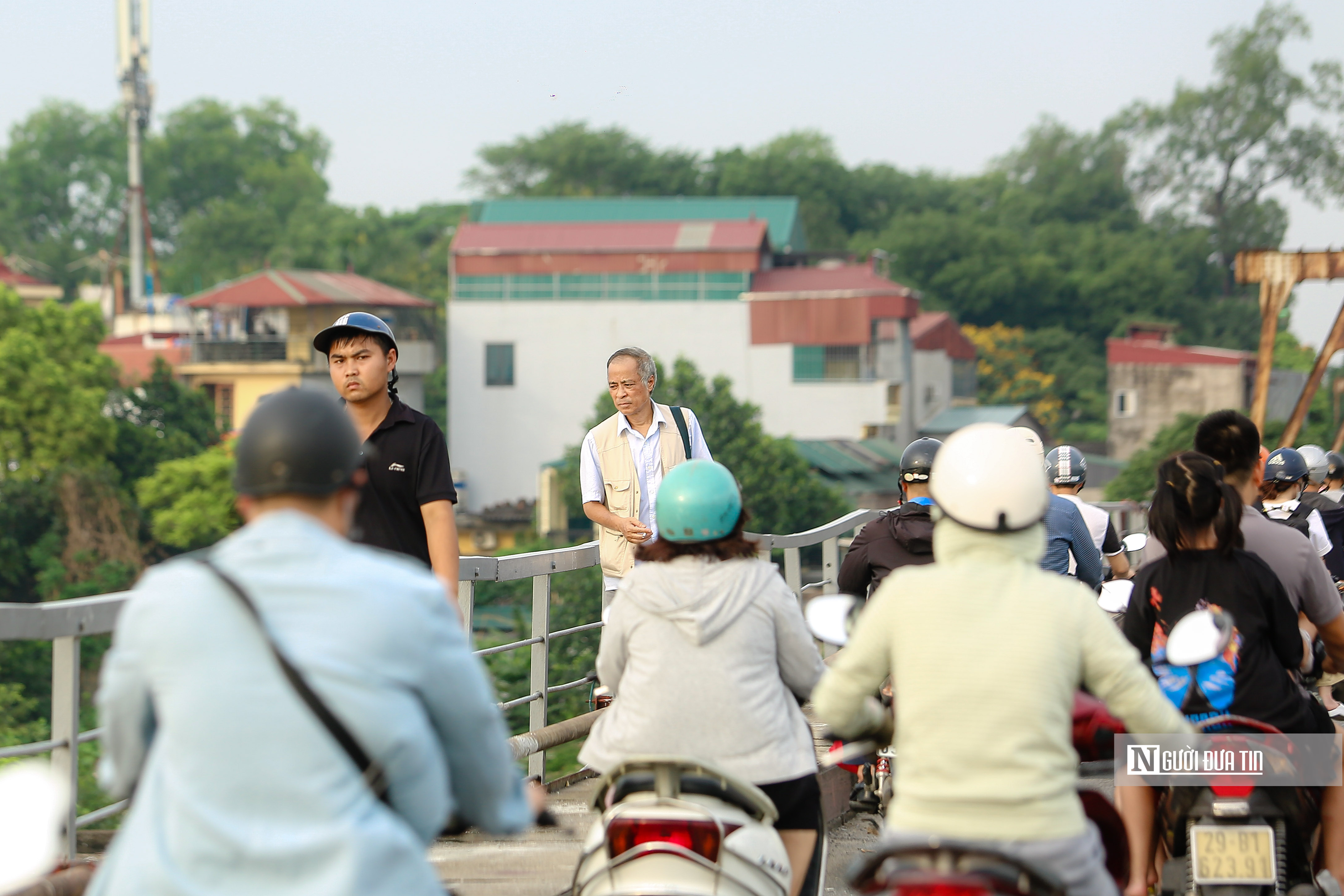 Sự kiện - Hà Nội: Người dân ngó lơ cảnh báo và biển cấm tại cầu Long Biên (Hình 14).