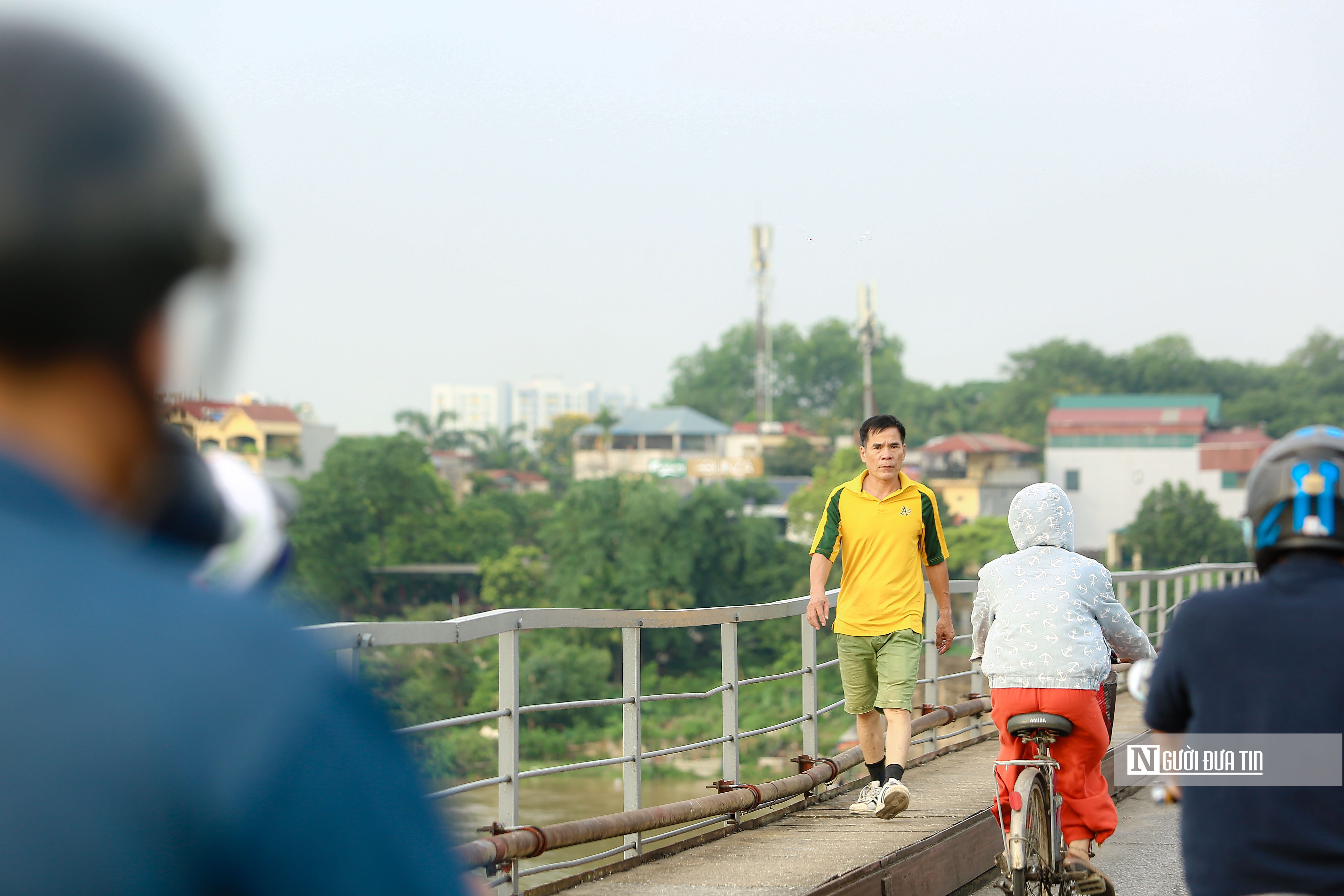 Sự kiện - Hà Nội: Người dân ngó lơ cảnh báo và biển cấm tại cầu Long Biên (Hình 6).