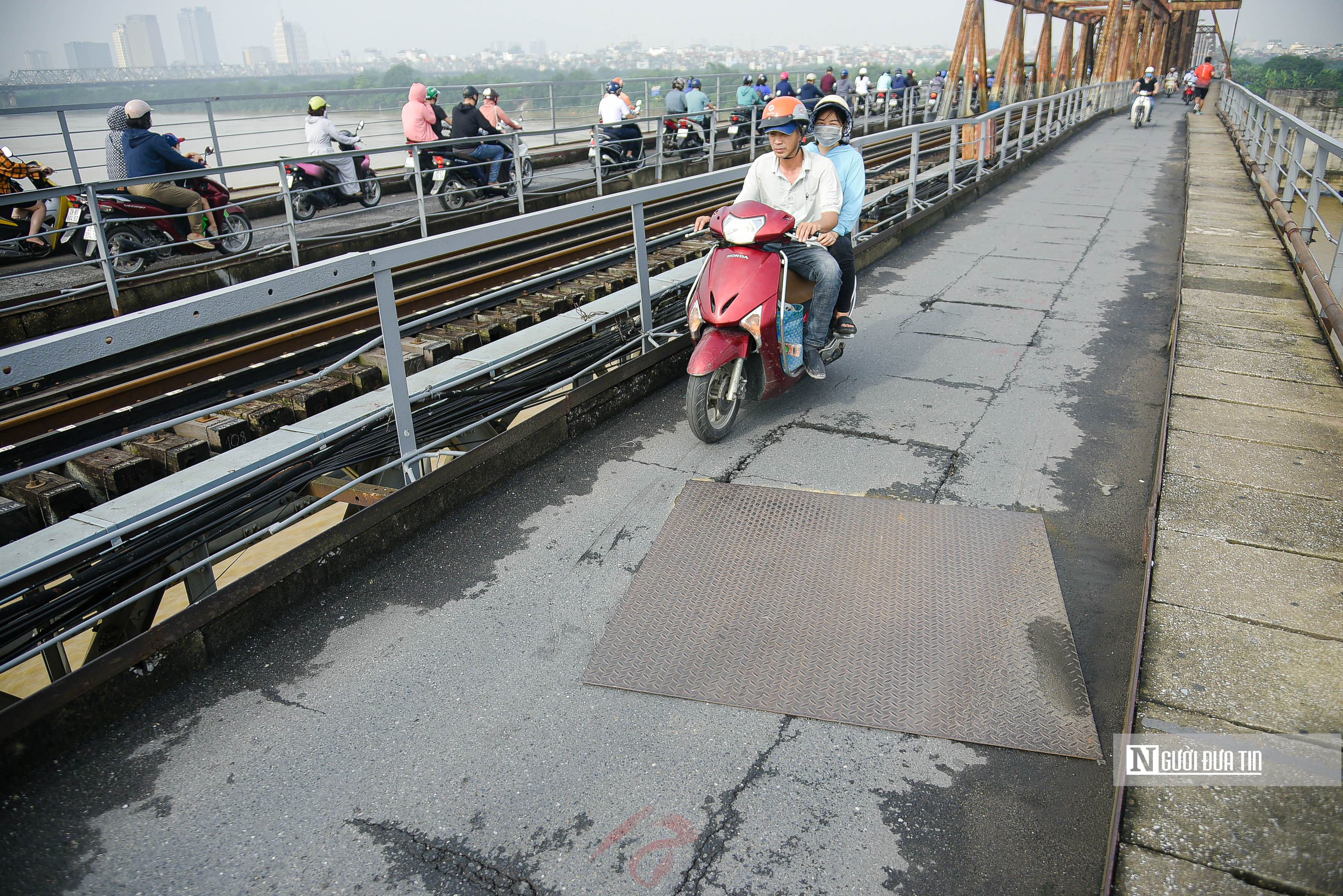 Sự kiện - Hà Nội: Người dân ngó lơ cảnh báo và biển cấm tại cầu Long Biên (Hình 2).