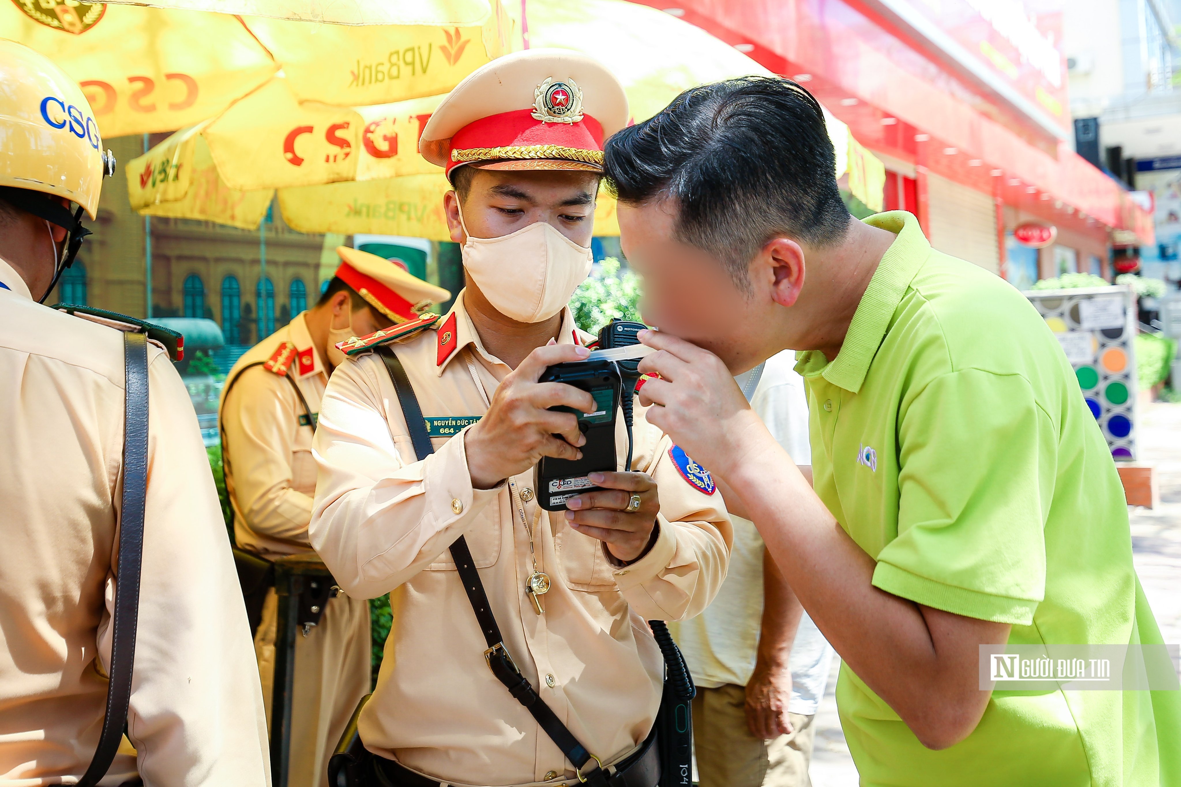 Sự kiện - Hà Nội nắng nóng đỉnh điểm, nhiều “ma men” đi giải khát bị xử lý (Hình 8).